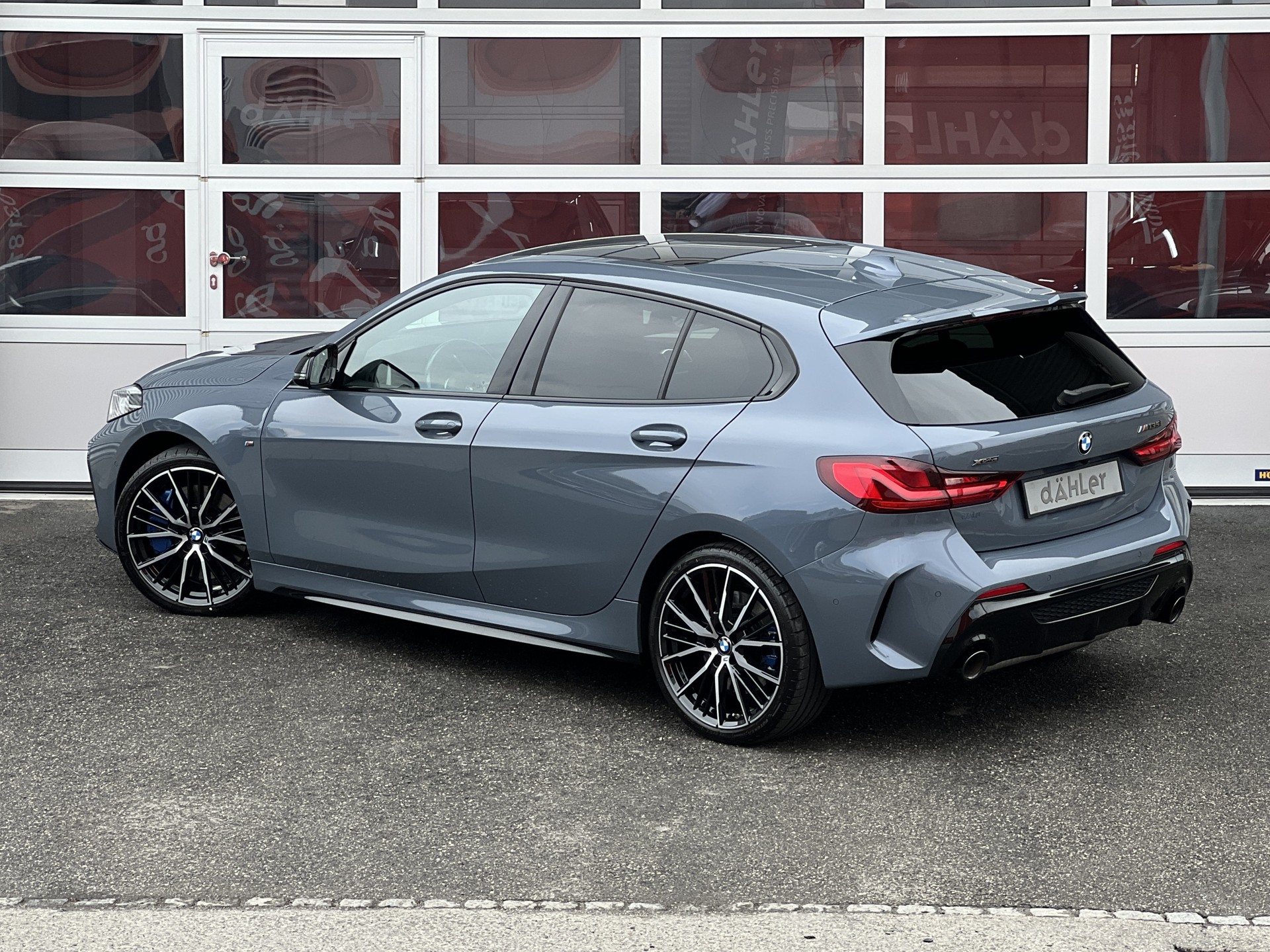 BMW M135i xDrive Steptronic-showroom-element-3
