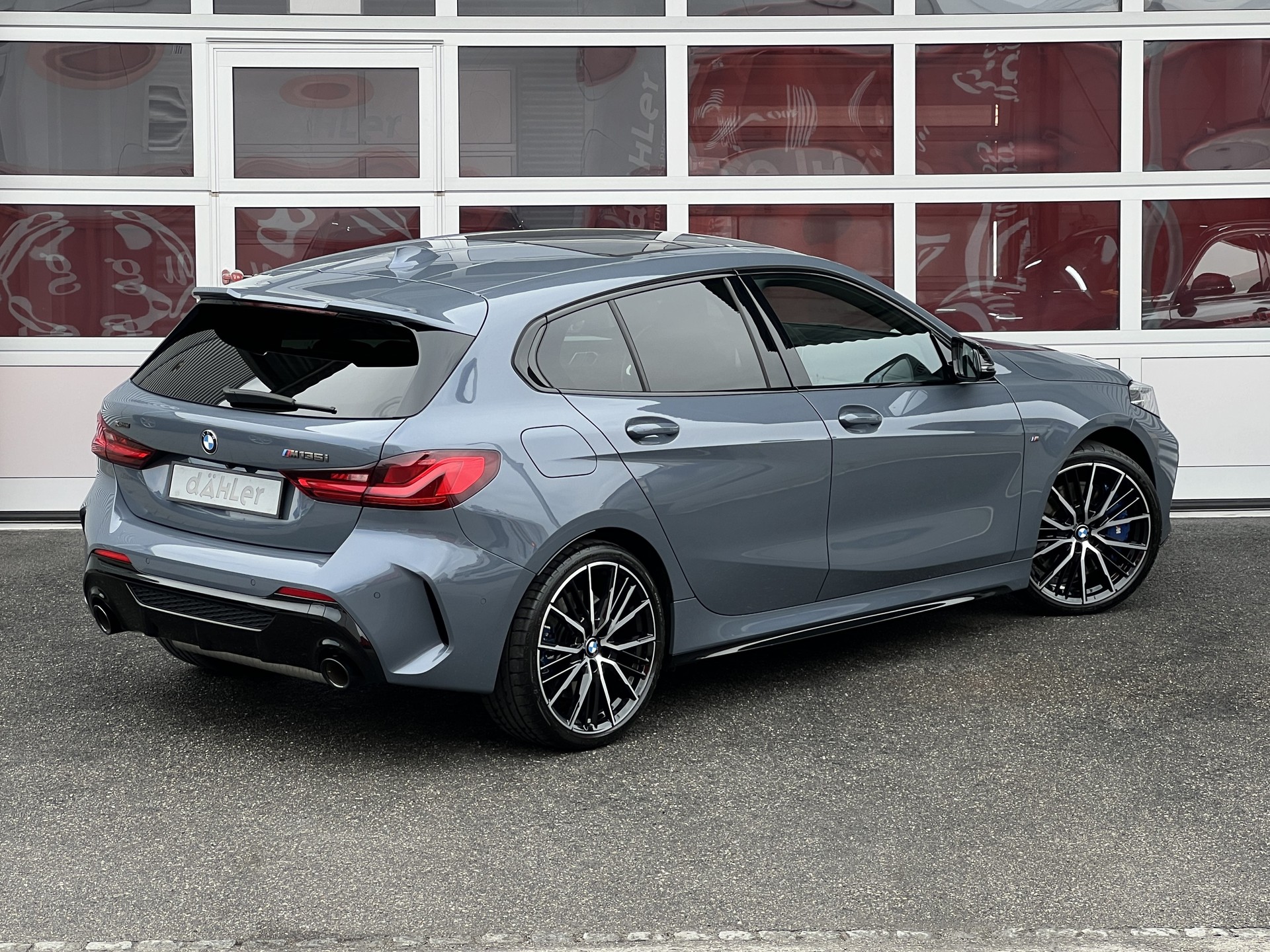BMW M135i xDrive Steptronic-showroom-element-2