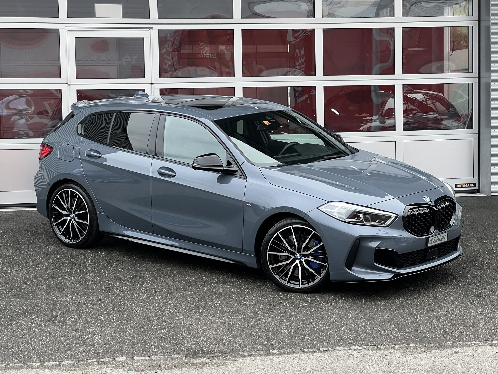 BMW M135i xDrive Steptronic-showroom-element-1