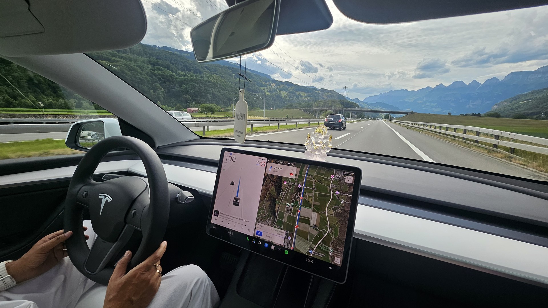 TESLA Long Range AWD-image-7