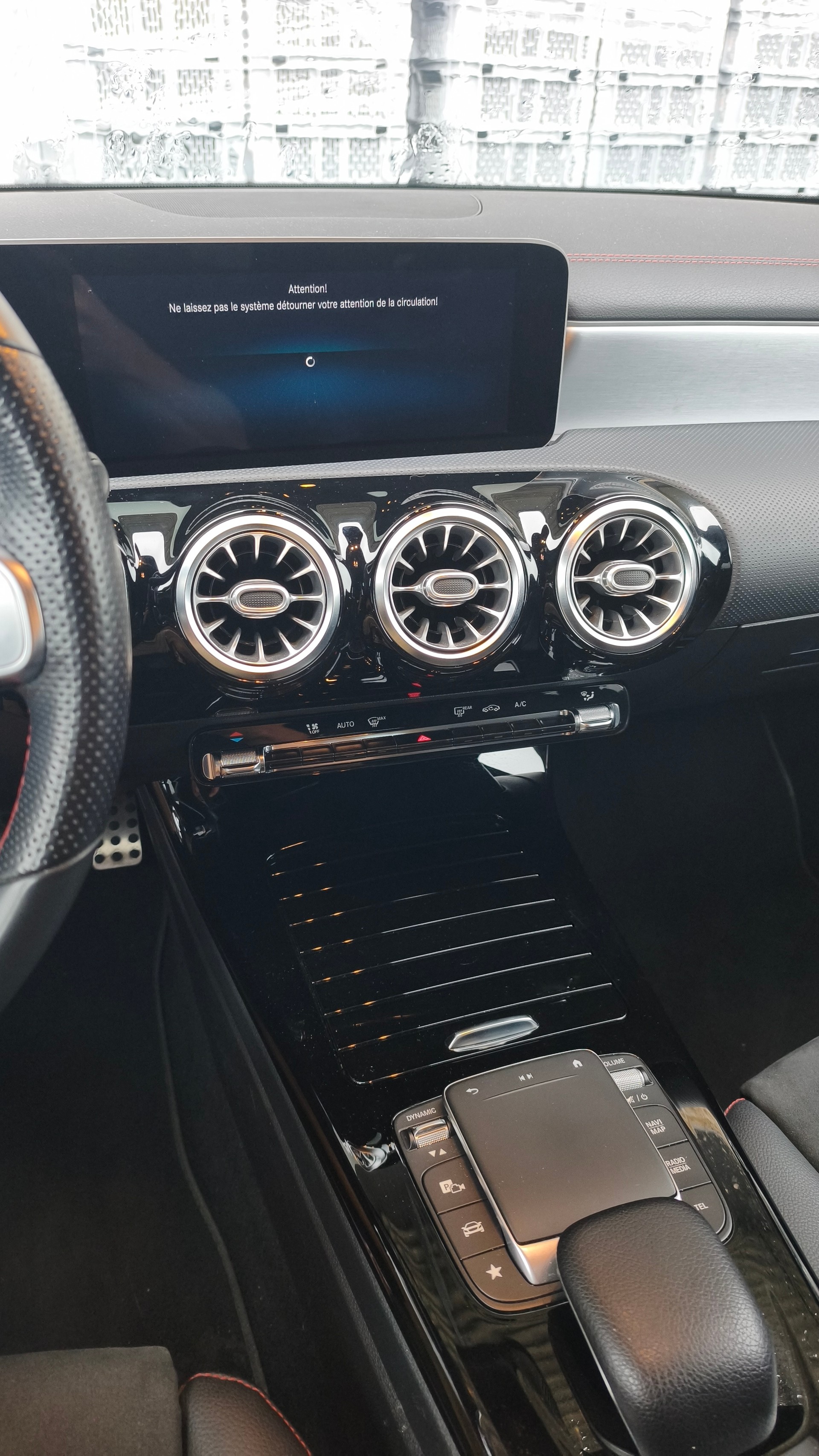 MERCEDES-BENZ CLA 200 AMG Line-image-3