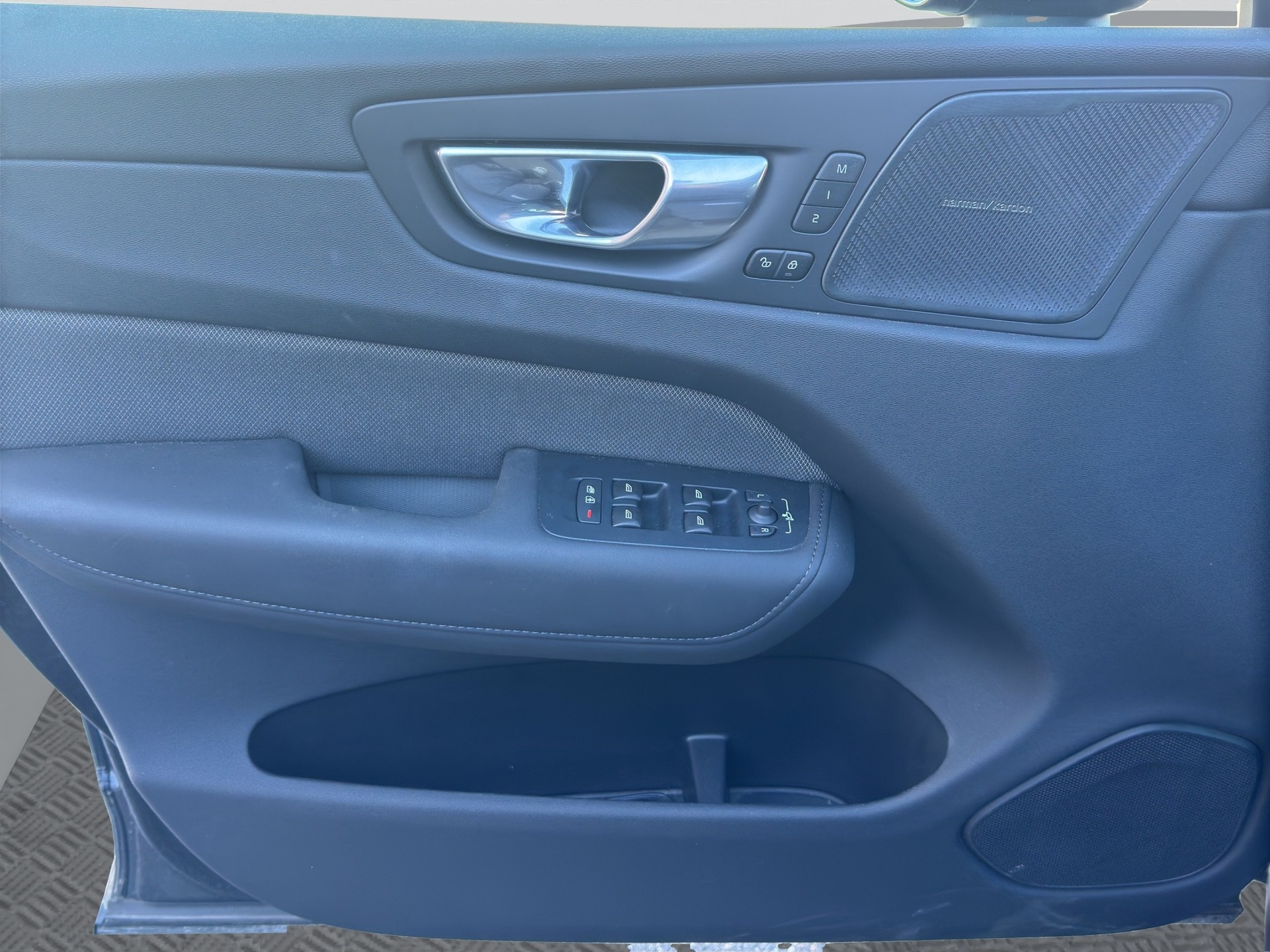 VOLVO XC60 B5 Benzin Mild Hybrid AWD Plus Black Edition-showroom-element-3