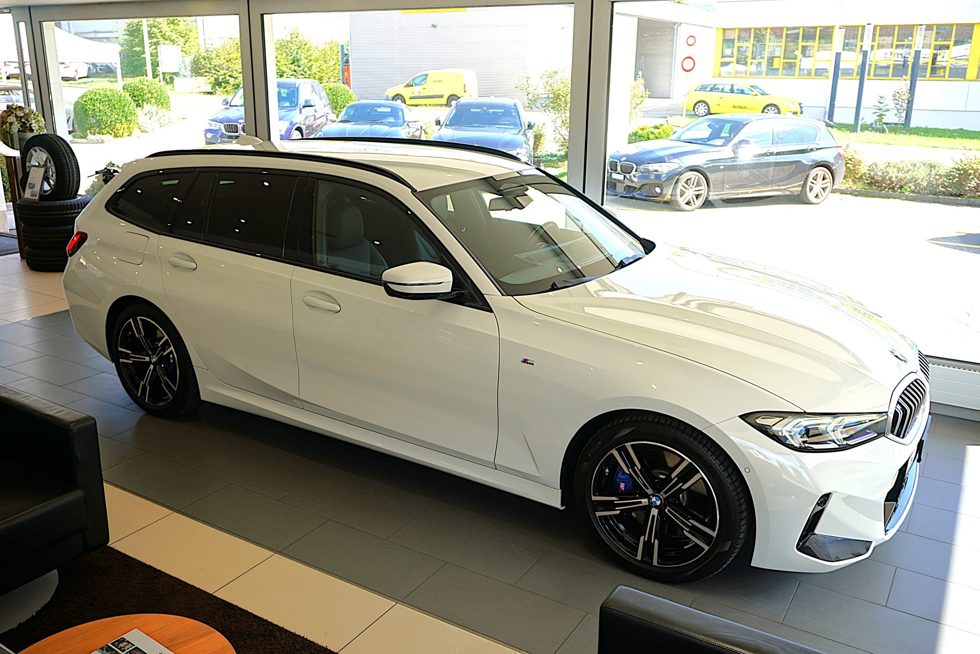 BMW 320d xDrive 48V Touring Steptronic M Sport-showroom-element-2