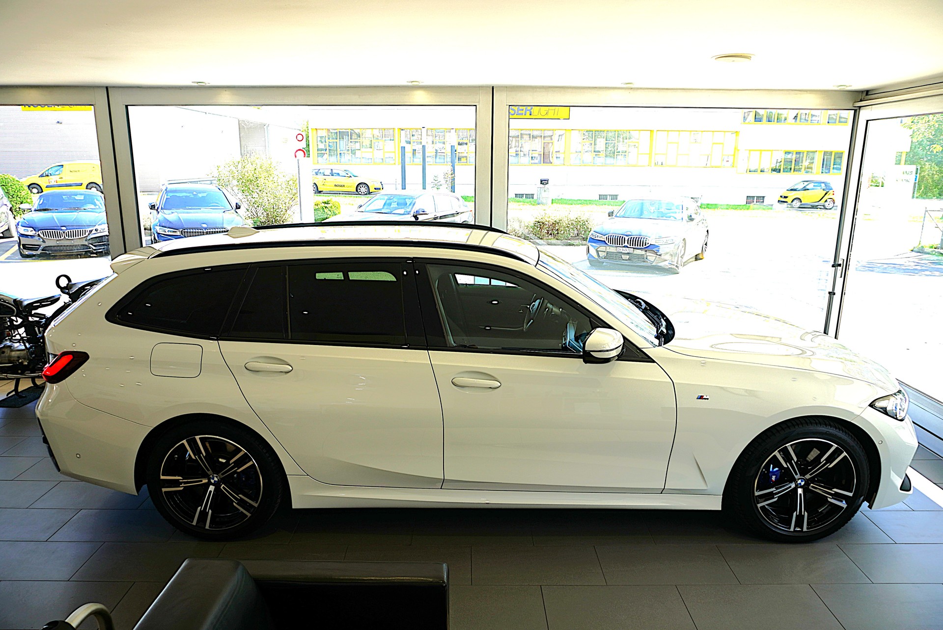 BMW 320d xDrive 48V Touring Steptronic M Sport-showroom-element-3