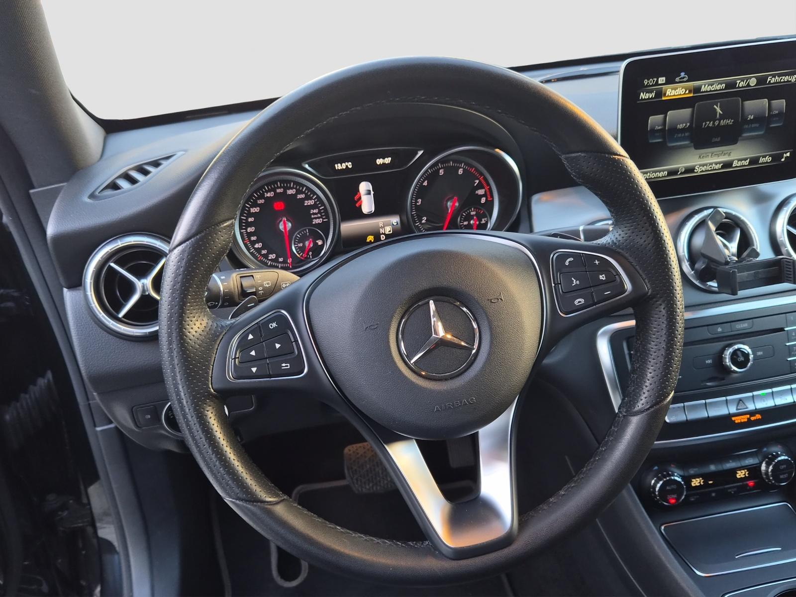 MERCEDES-BENZ CLA 200 Night Star Shooting Brake-image-11