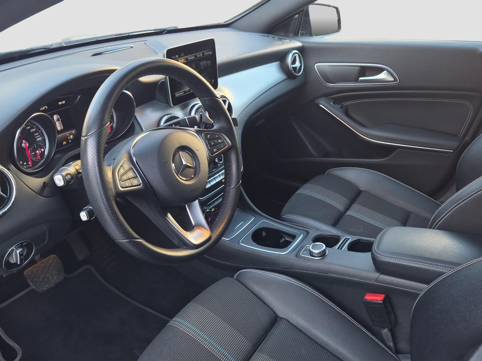 MERCEDES-BENZ CLA 200 Night Star Shooting Brake-image-10