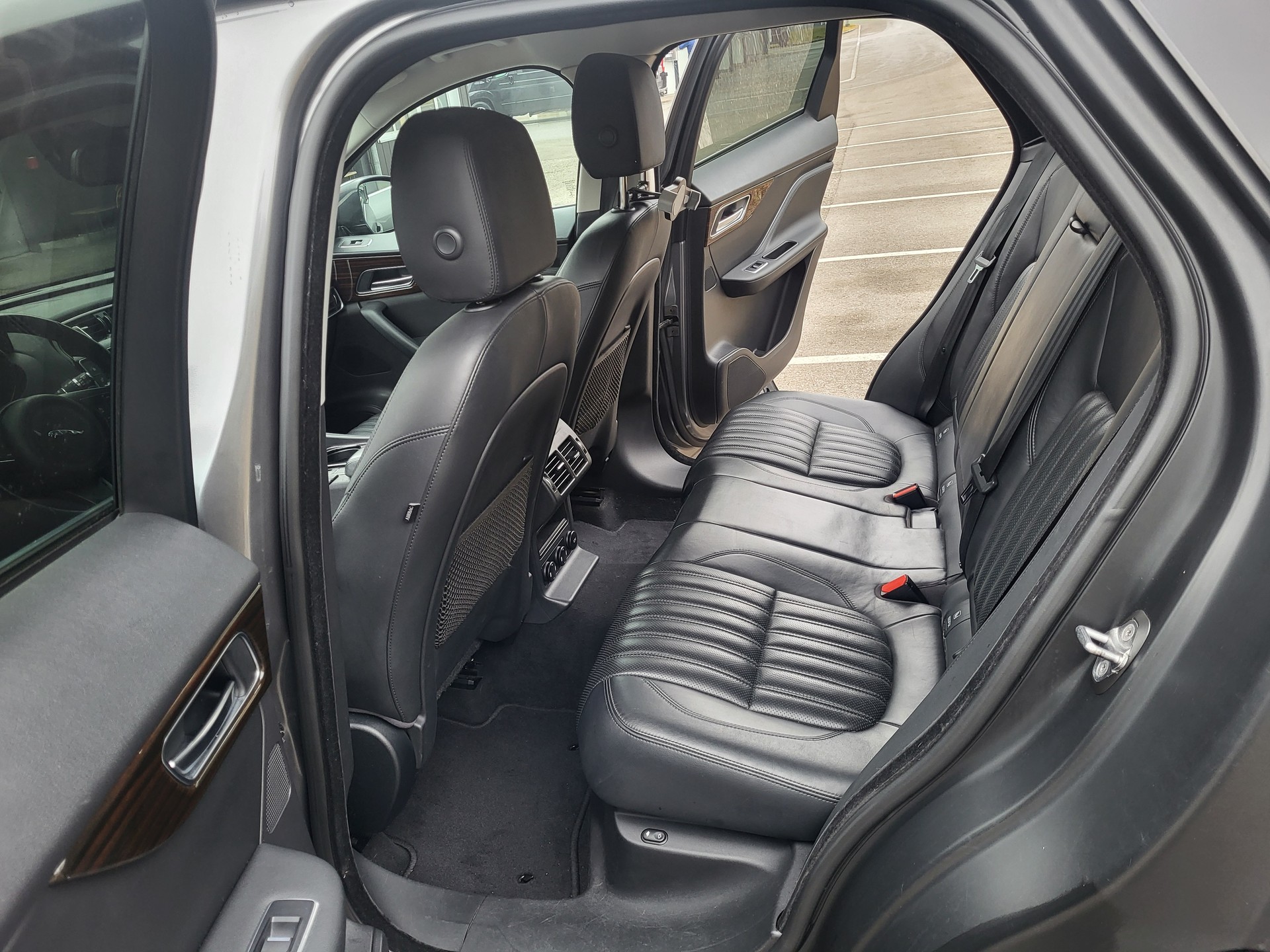 JAGUAR F-Pace 2.0d Portfolio AWD Automatik-image-5