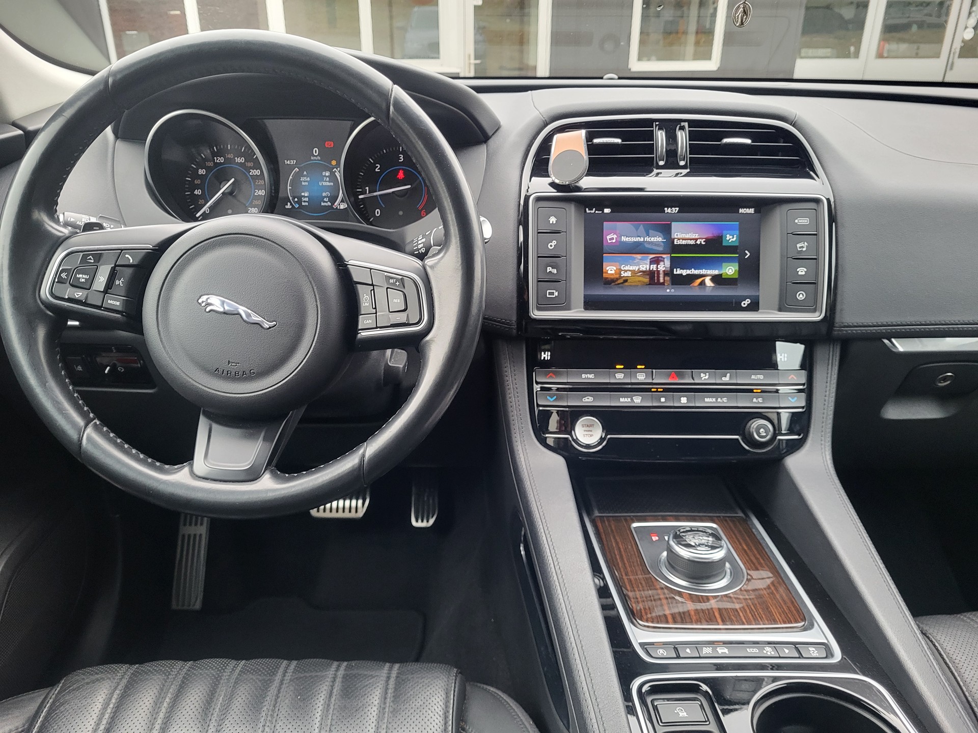 JAGUAR F-Pace 2.0d Portfolio AWD Automatik-image-4