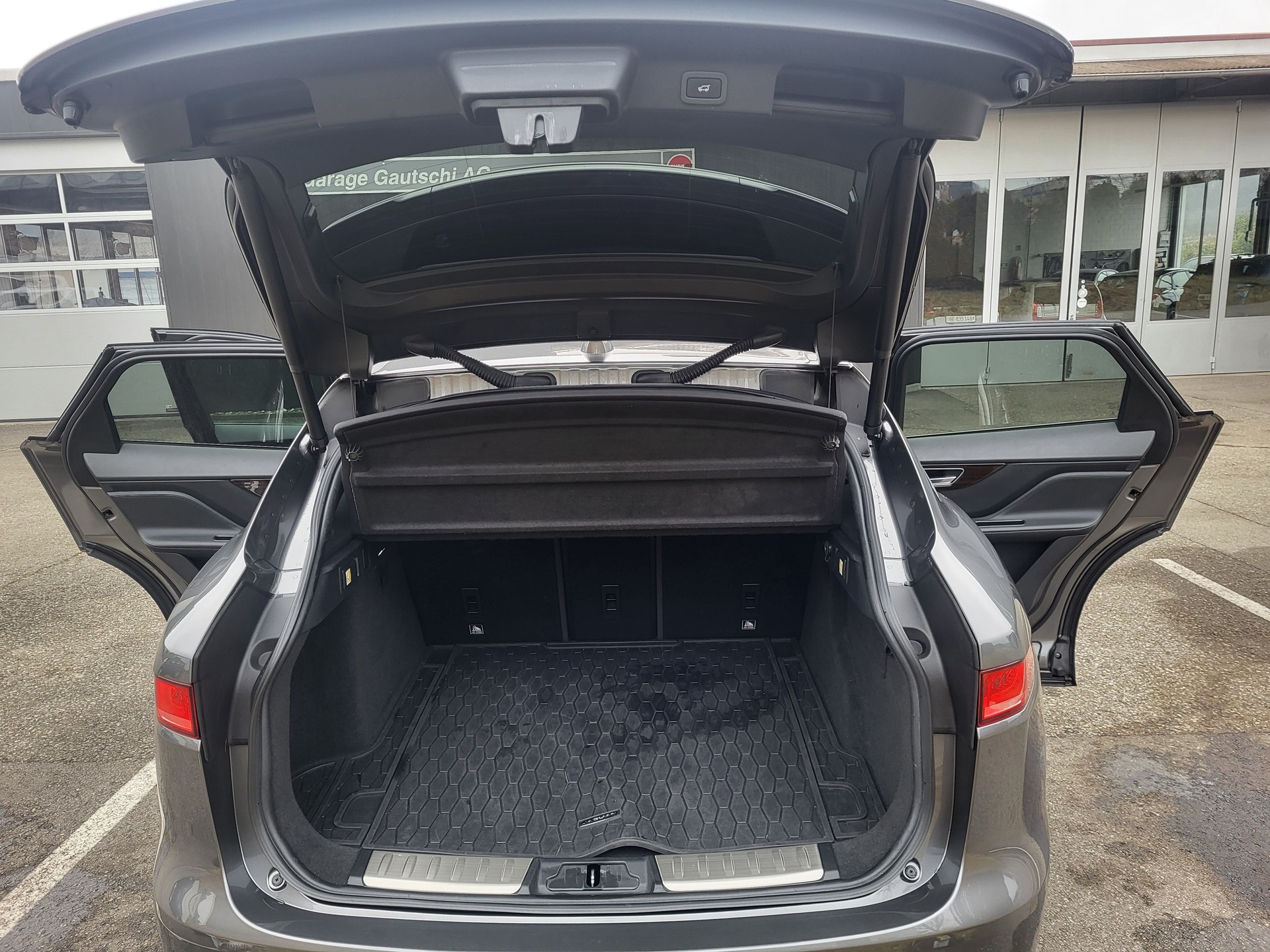 JAGUAR F-Pace 2.0d Portfolio AWD Automatik-image-8