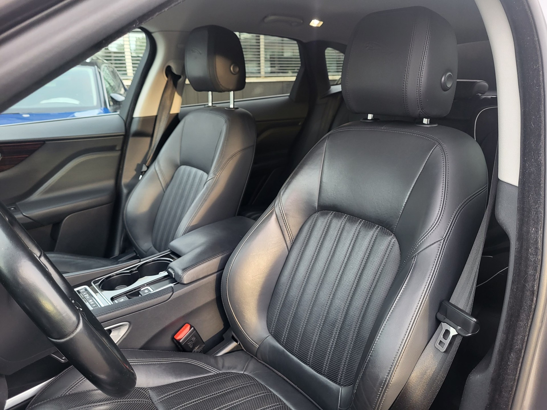 JAGUAR F-Pace 2.0d Portfolio AWD Automatik-image-1