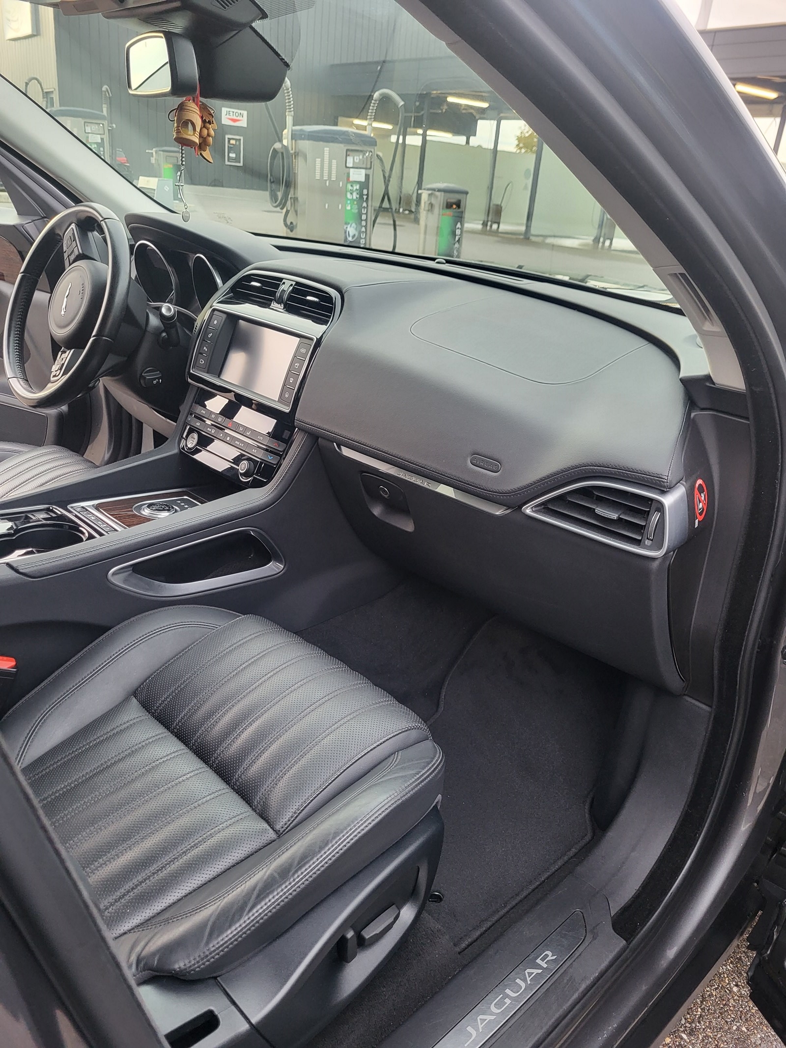 JAGUAR F-Pace 2.0d Portfolio AWD Automatik-image-2