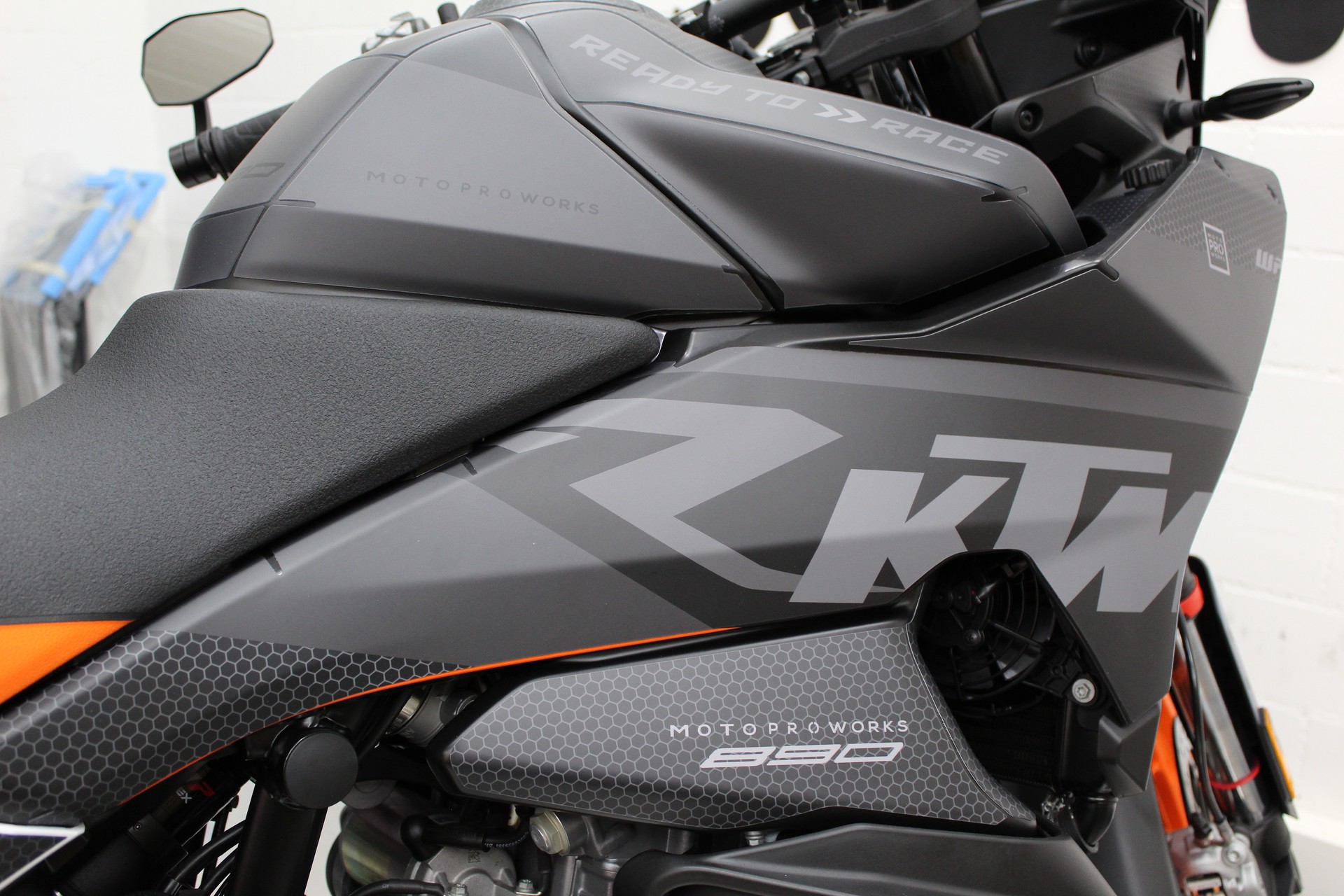 KTM 890 SMT-image-4