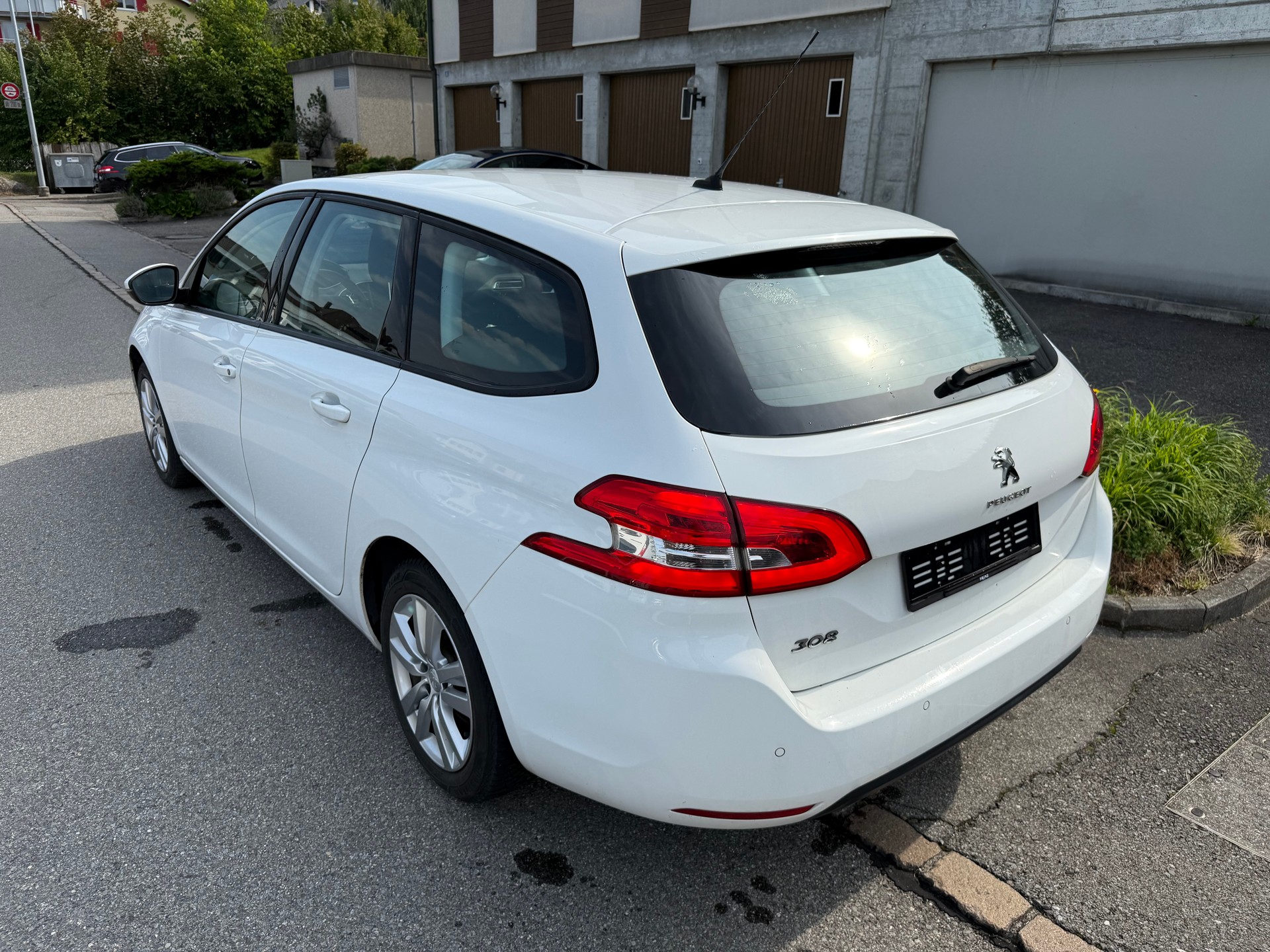 PEUGEOT 308 SW 1.5 BlueHDI Business Line EAT8-image-4
