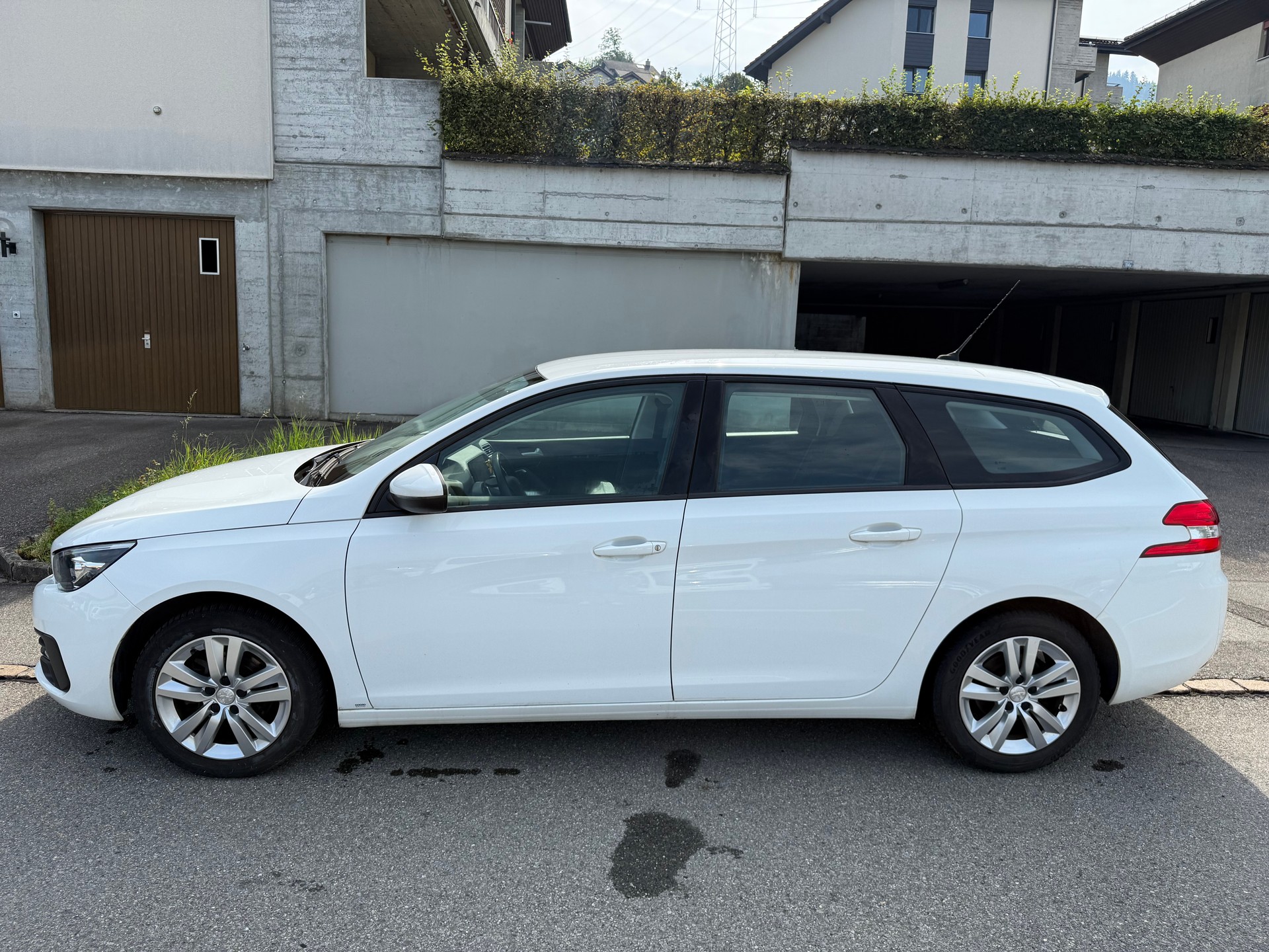 PEUGEOT 308 SW 1.5 BlueHDI Business Line EAT8-image-3