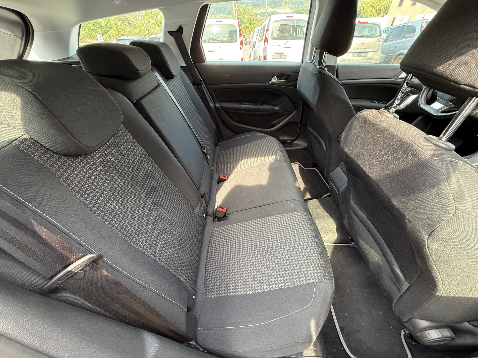 PEUGEOT 308 SW 1.5 BlueHDI Business Line EAT8-image-9