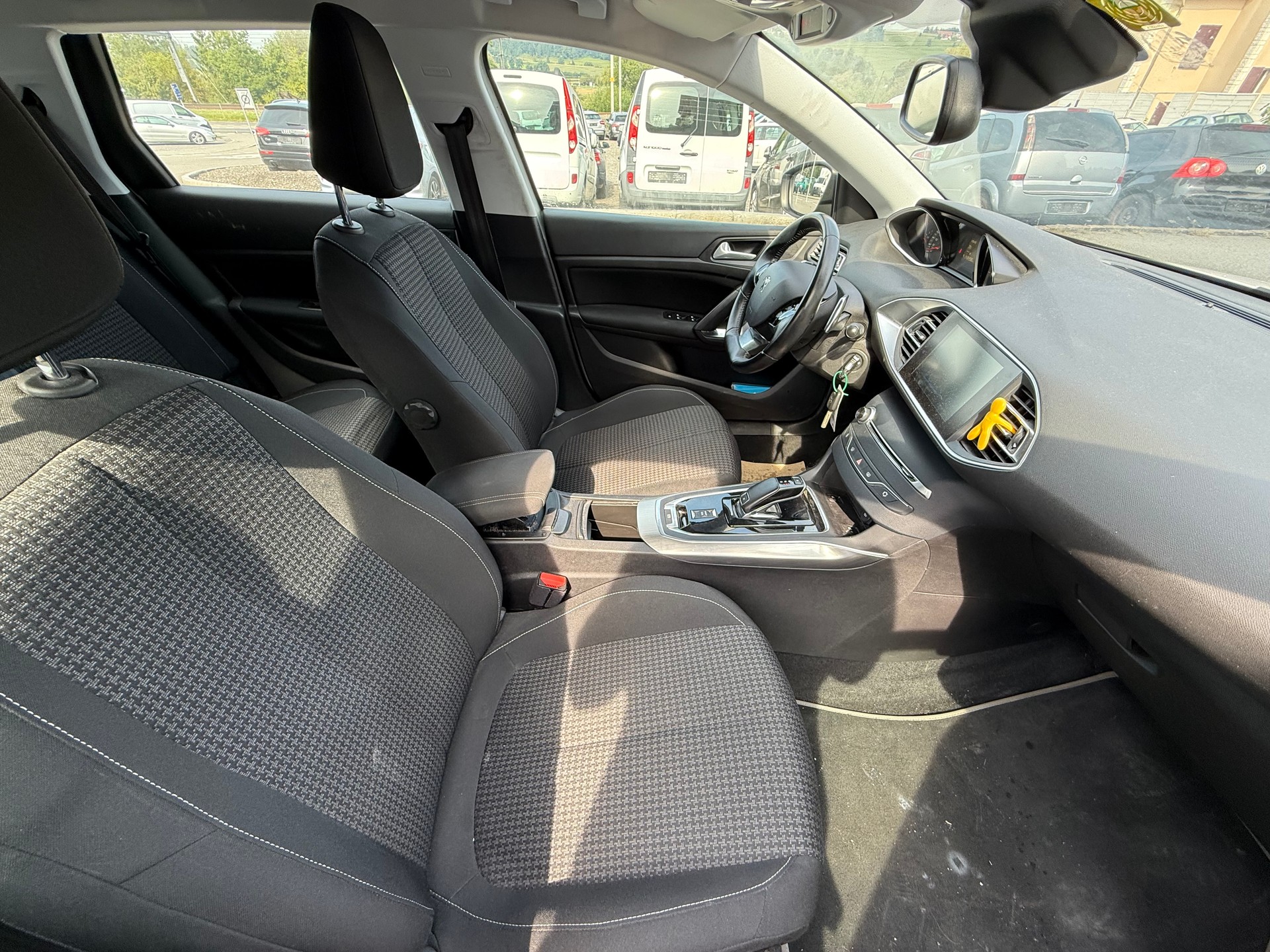 PEUGEOT 308 SW 1.5 BlueHDI Business Line EAT8-image-8