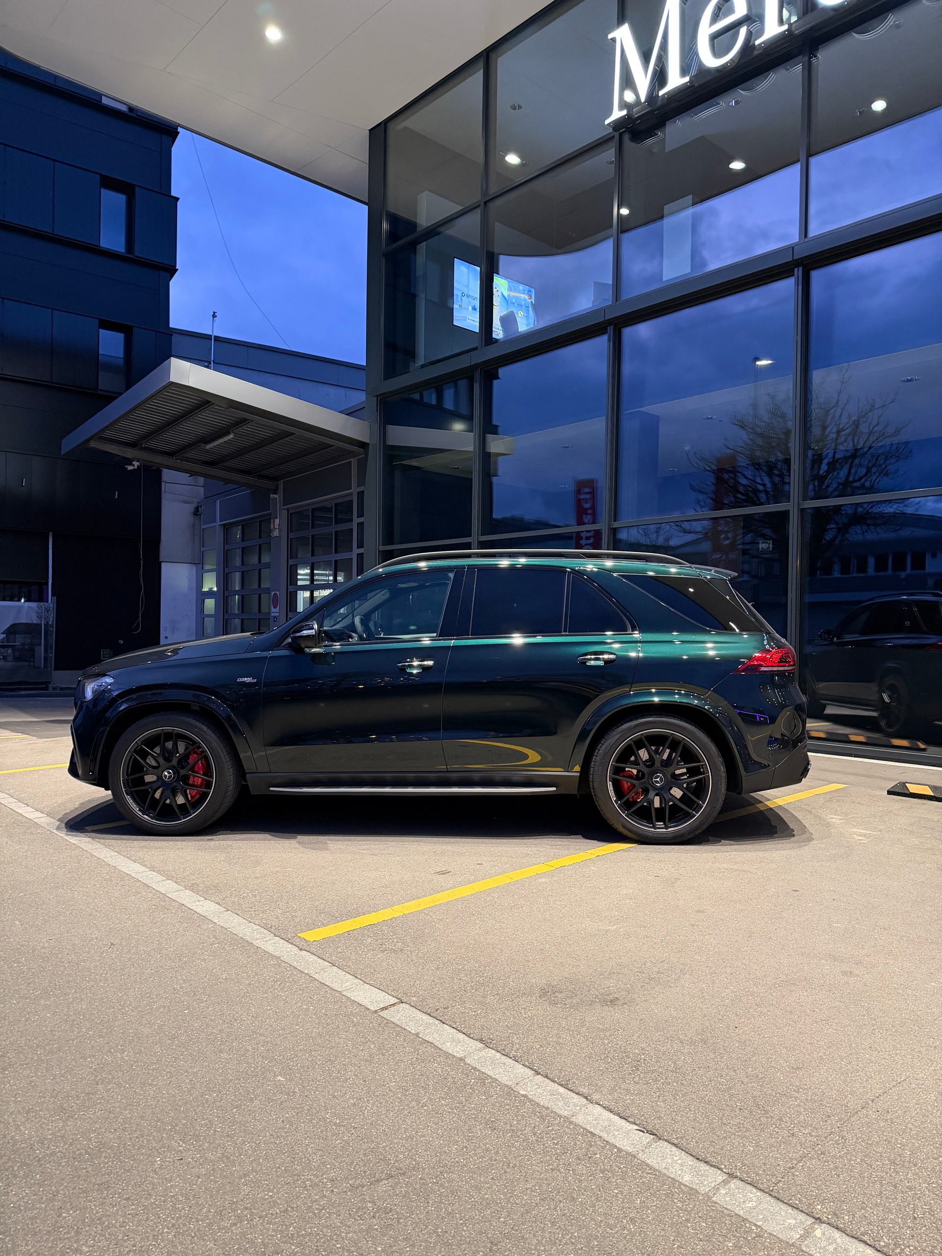 MERCEDES-BENZ GLE 53 AMG 4Matic+ 9G-Speedshift | CH | Burmester 3D | Massagesitze | Zierelemente Carbon-image-4