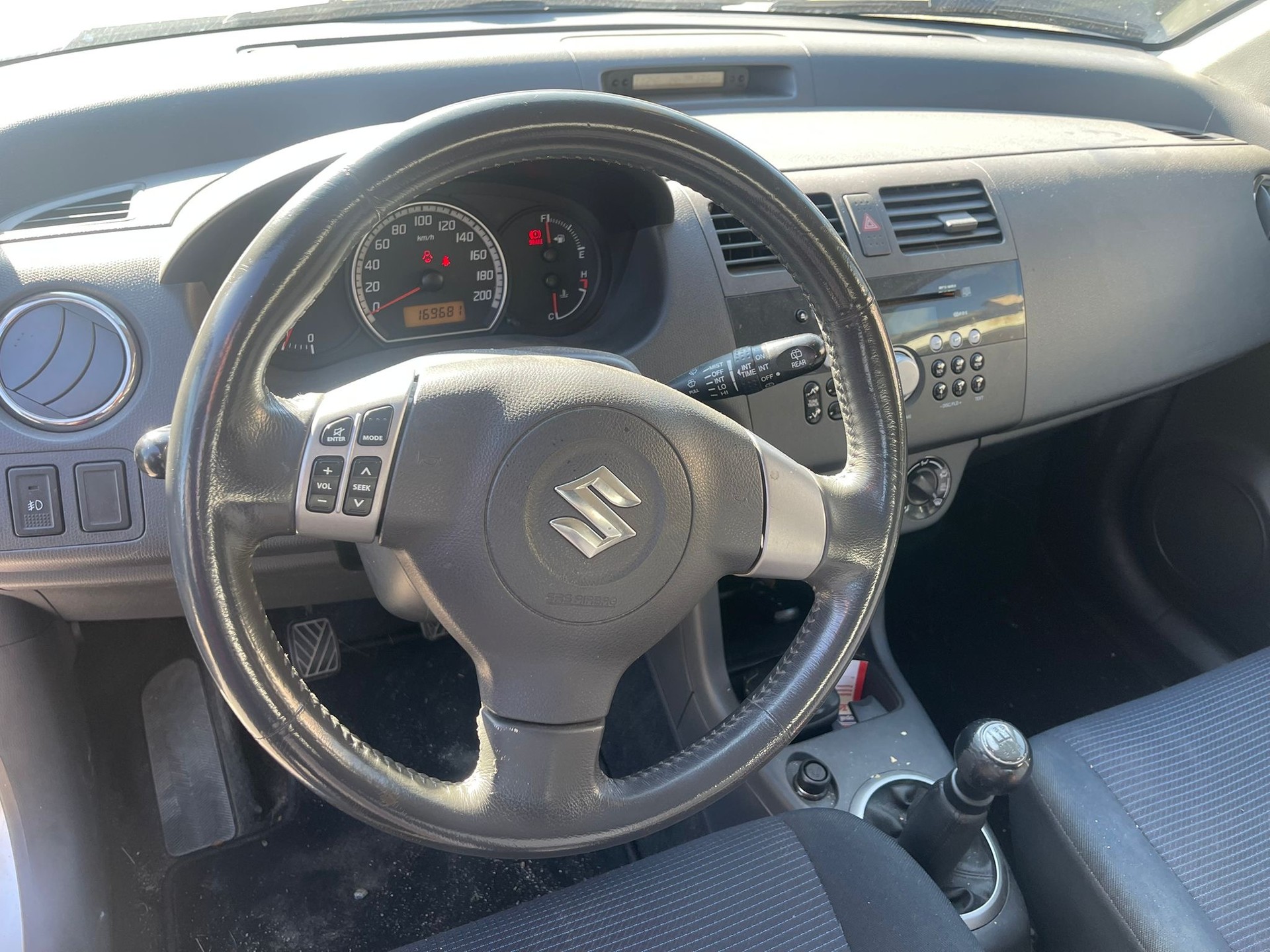 SUZUKI Swift 1.3i 16V GL Top 4x4-image-8