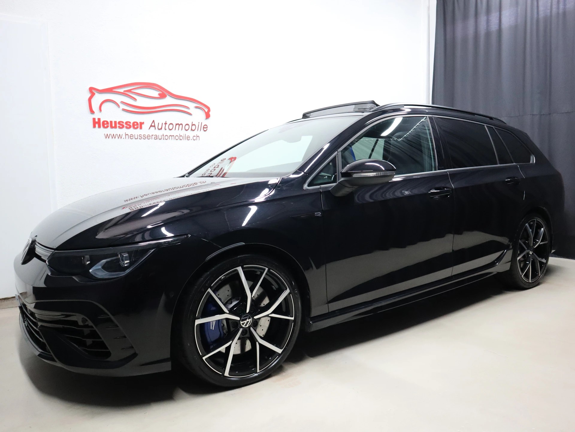 VW Golf Variant 2.0 TSI R DSG 4Motion - Black Style - Panorama - Leder - Harman/Kardon - Head-Up - Kamera - 320 PS-showroom-element-1