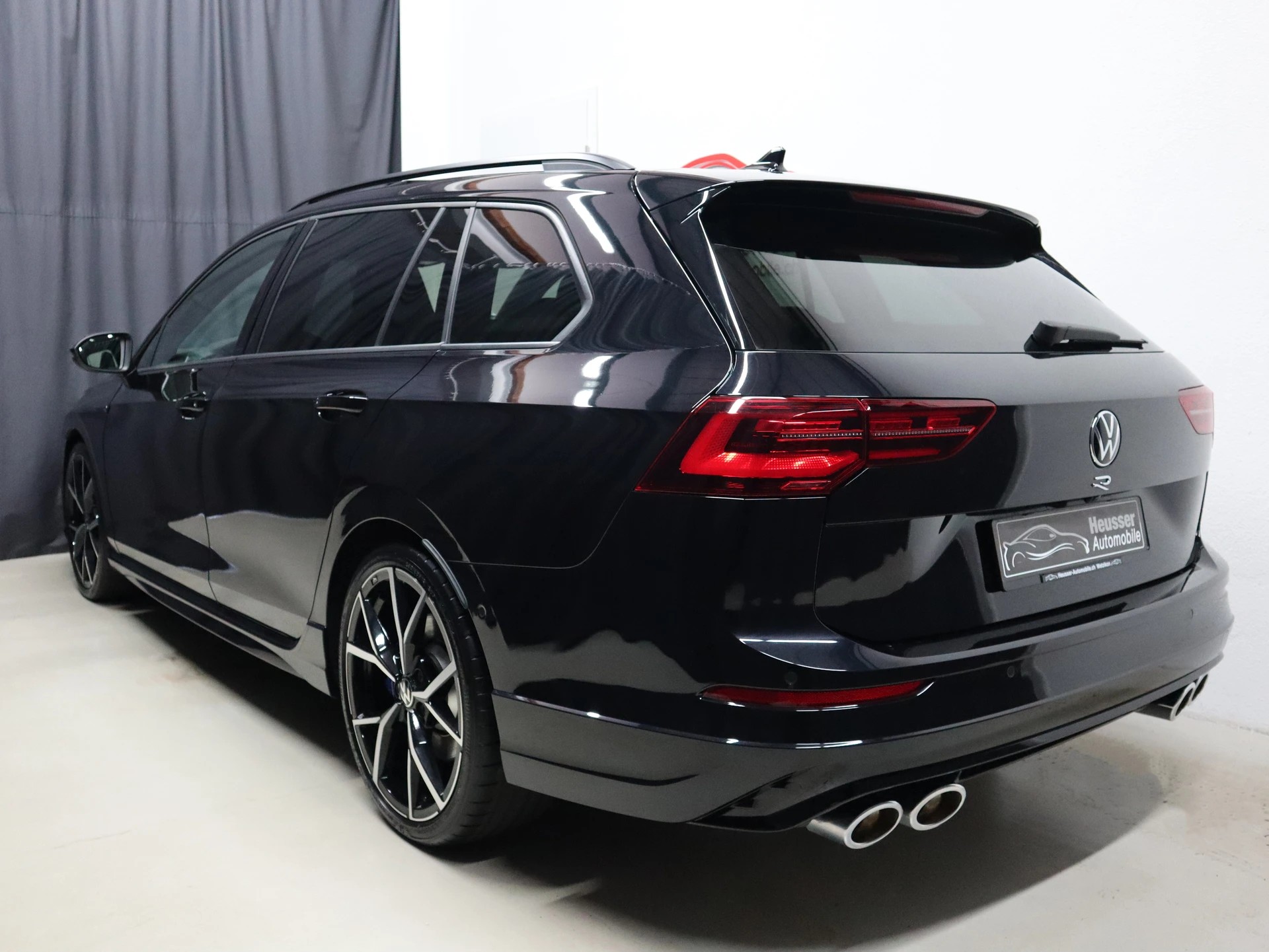 VW Golf Variant 2.0 TSI R DSG 4Motion - Black Style - Panorama - Leder - Harman/Kardon - Head-Up - Kamera - 320 PS-showroom-element-3