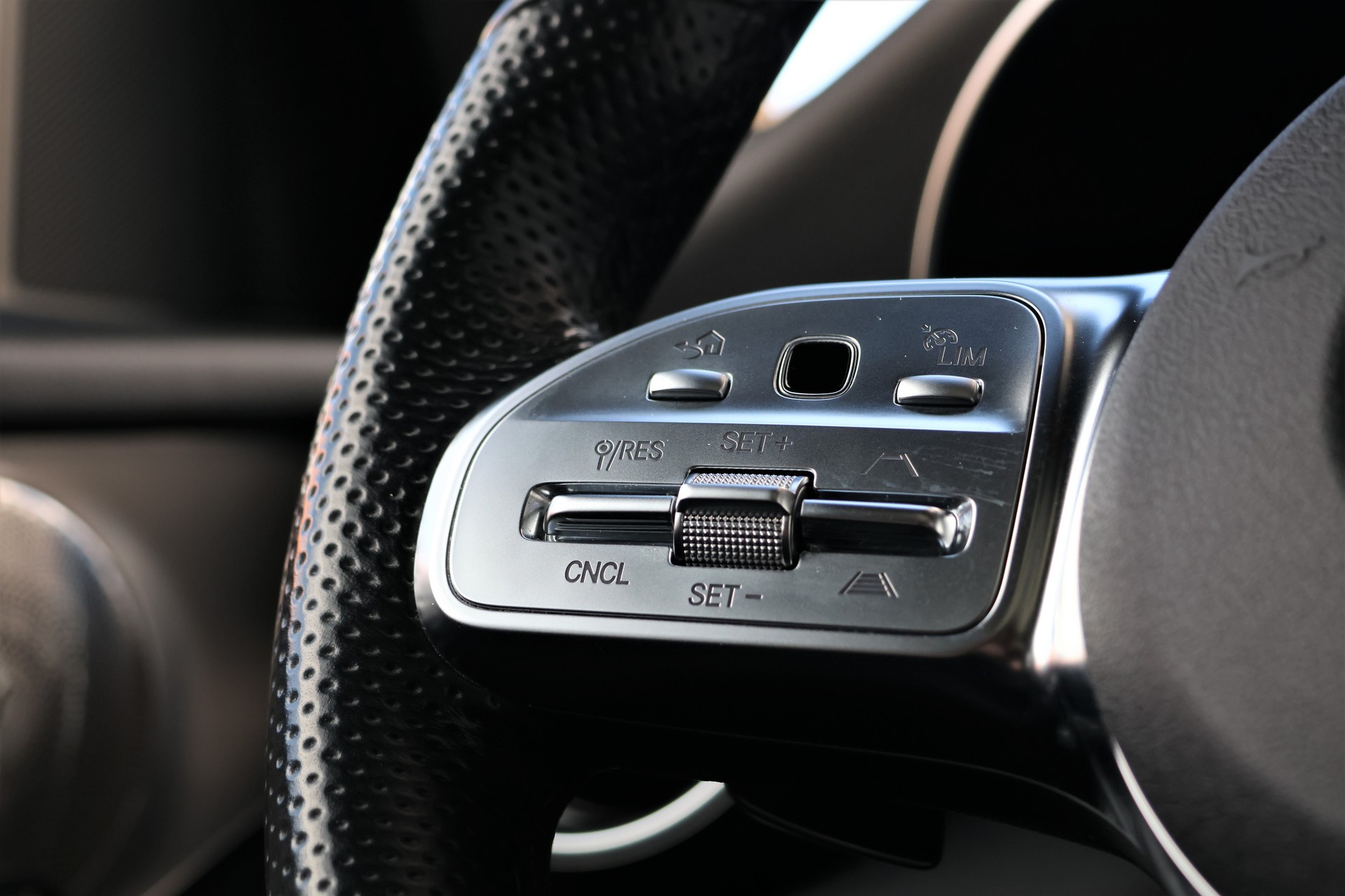 MERCEDES-BENZ GLC 300 e AMG Line 4Matic 9G-Tronic (CH) + 2.0T AHK-image-17