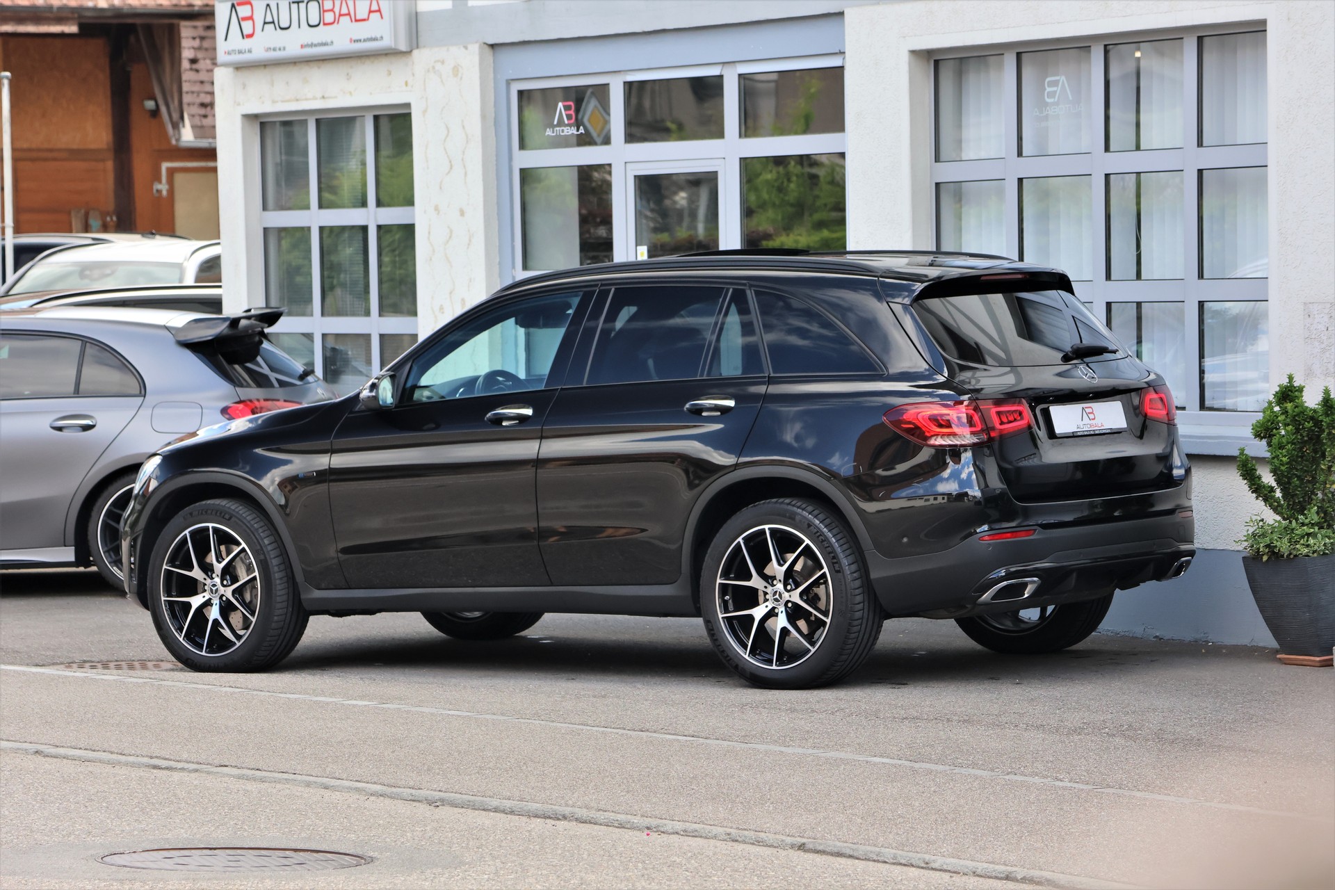 MERCEDES-BENZ GLC 300 e AMG Line 4Matic 9G-Tronic (CH) + 2.0T AHK-image-4
