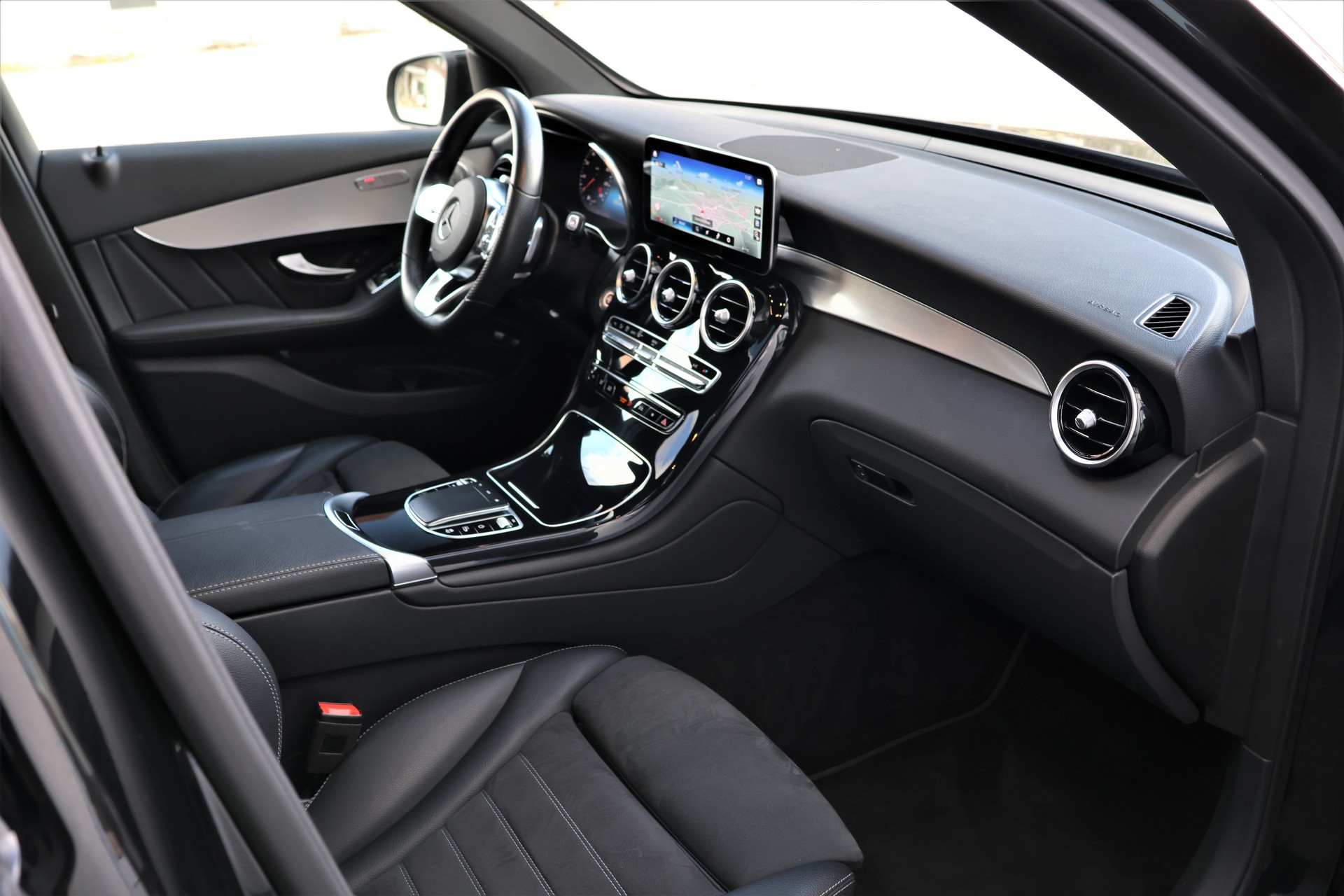 MERCEDES-BENZ GLC 300 e AMG Line 4Matic 9G-Tronic (CH) + 2.0T AHK-image-19