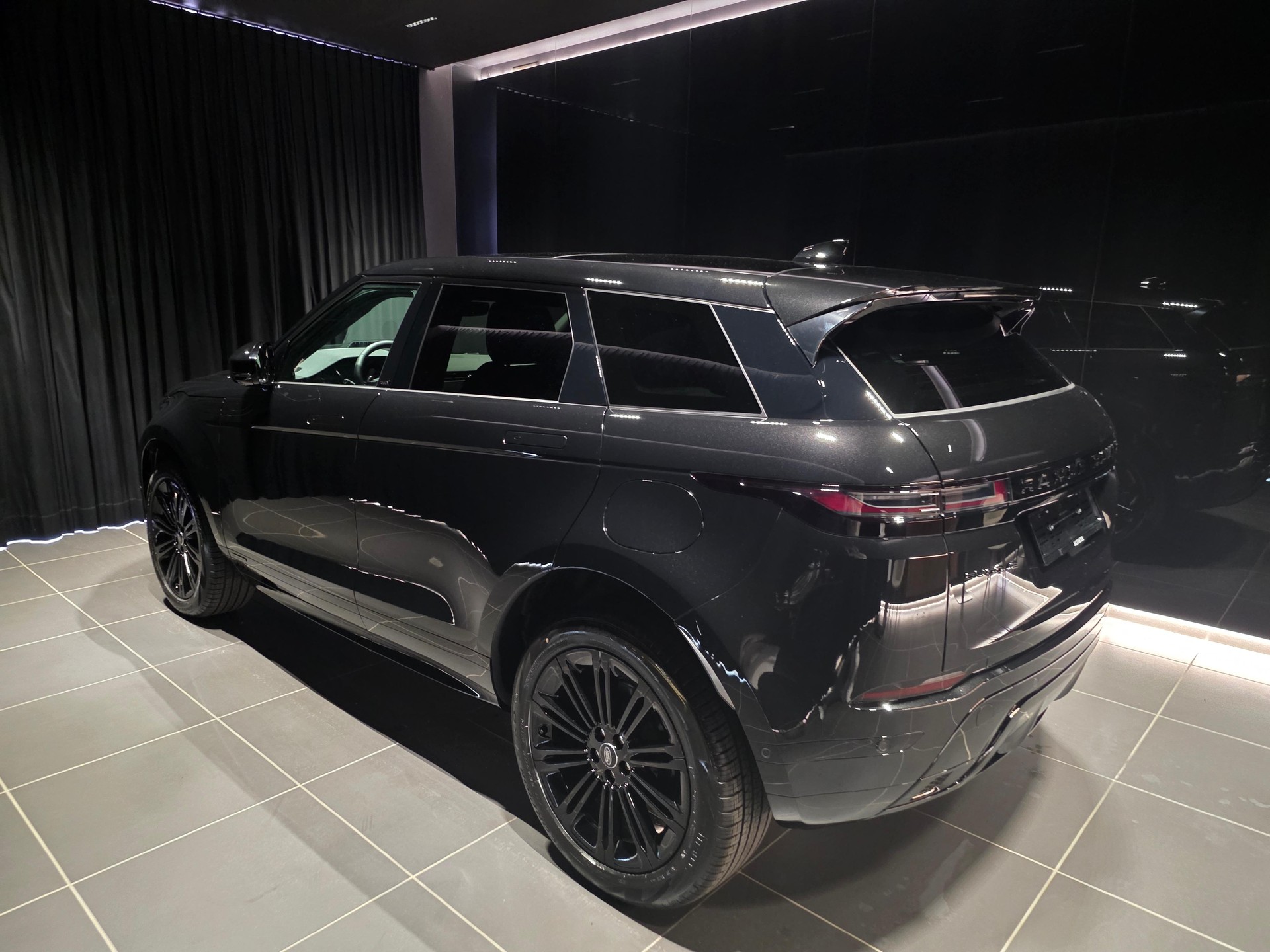 LAND ROVER Range Rover Evoque 1.5 T 270e Hoxton Edition-showroom-element-1