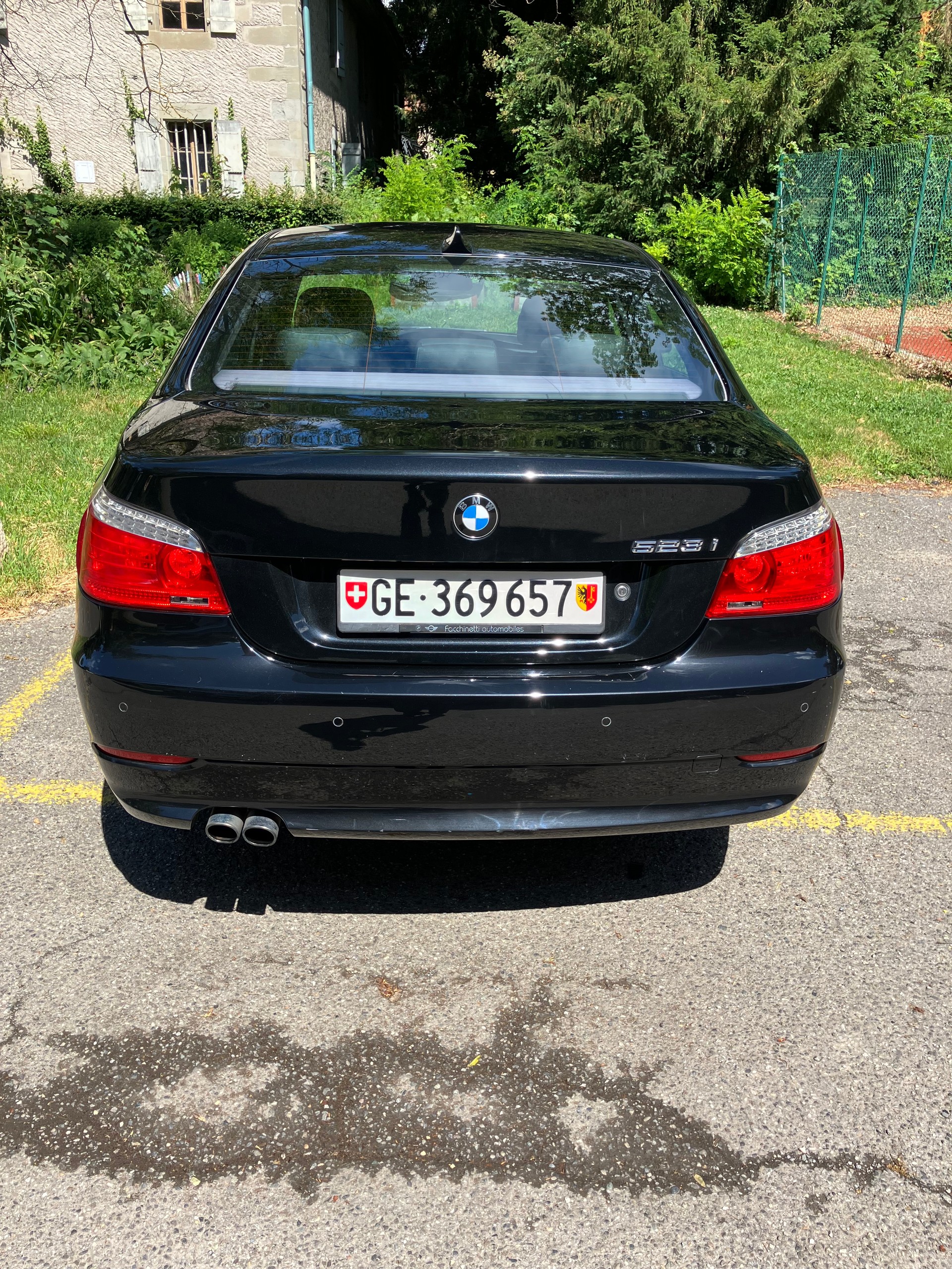 BMW 523i-image-1