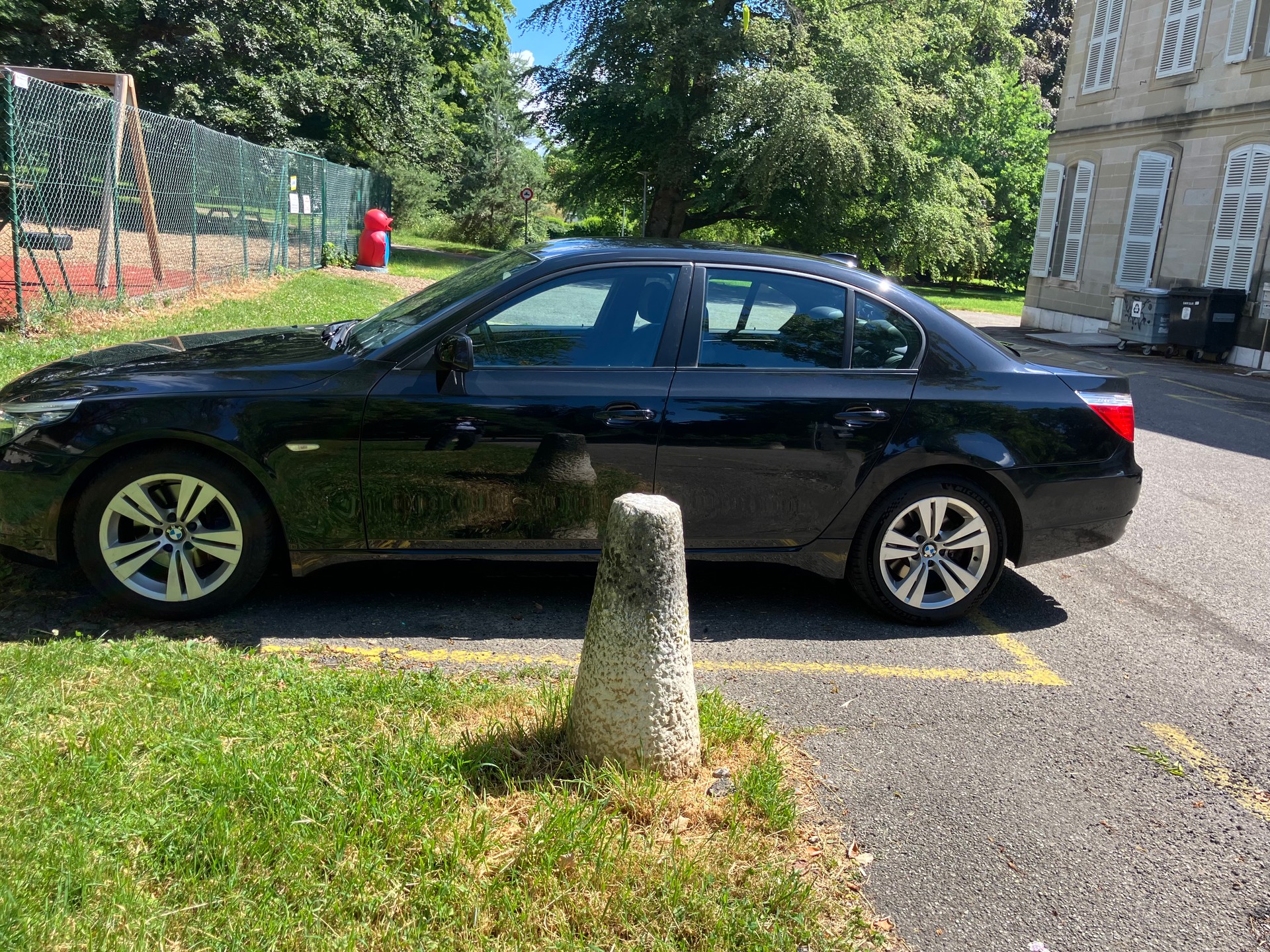 BMW 523i-image-2