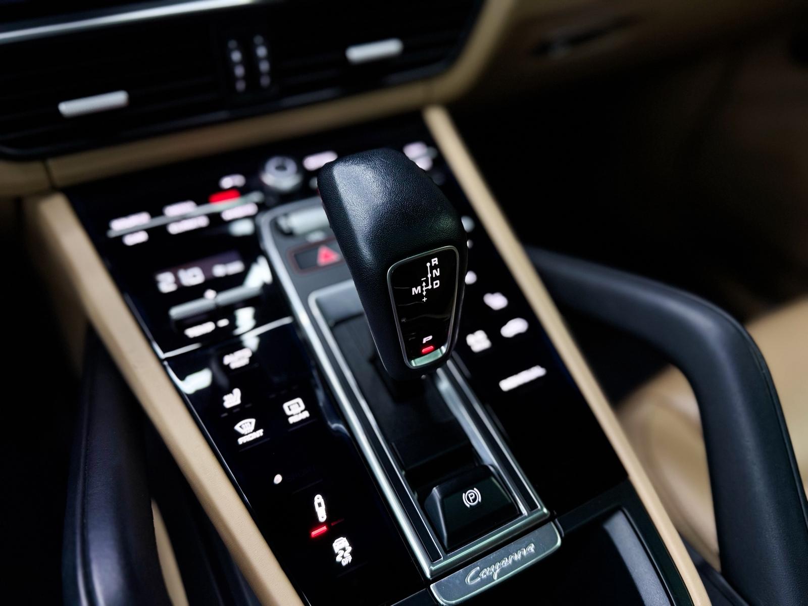 PORSCHE Cayenne E-Hybrid Black Edition-image-17