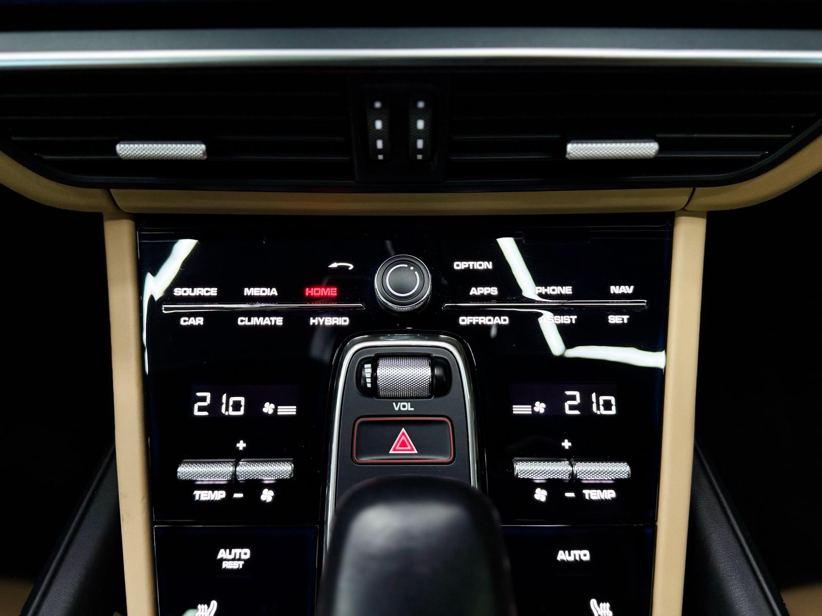 PORSCHE Cayenne E-Hybrid Black Edition-image-25