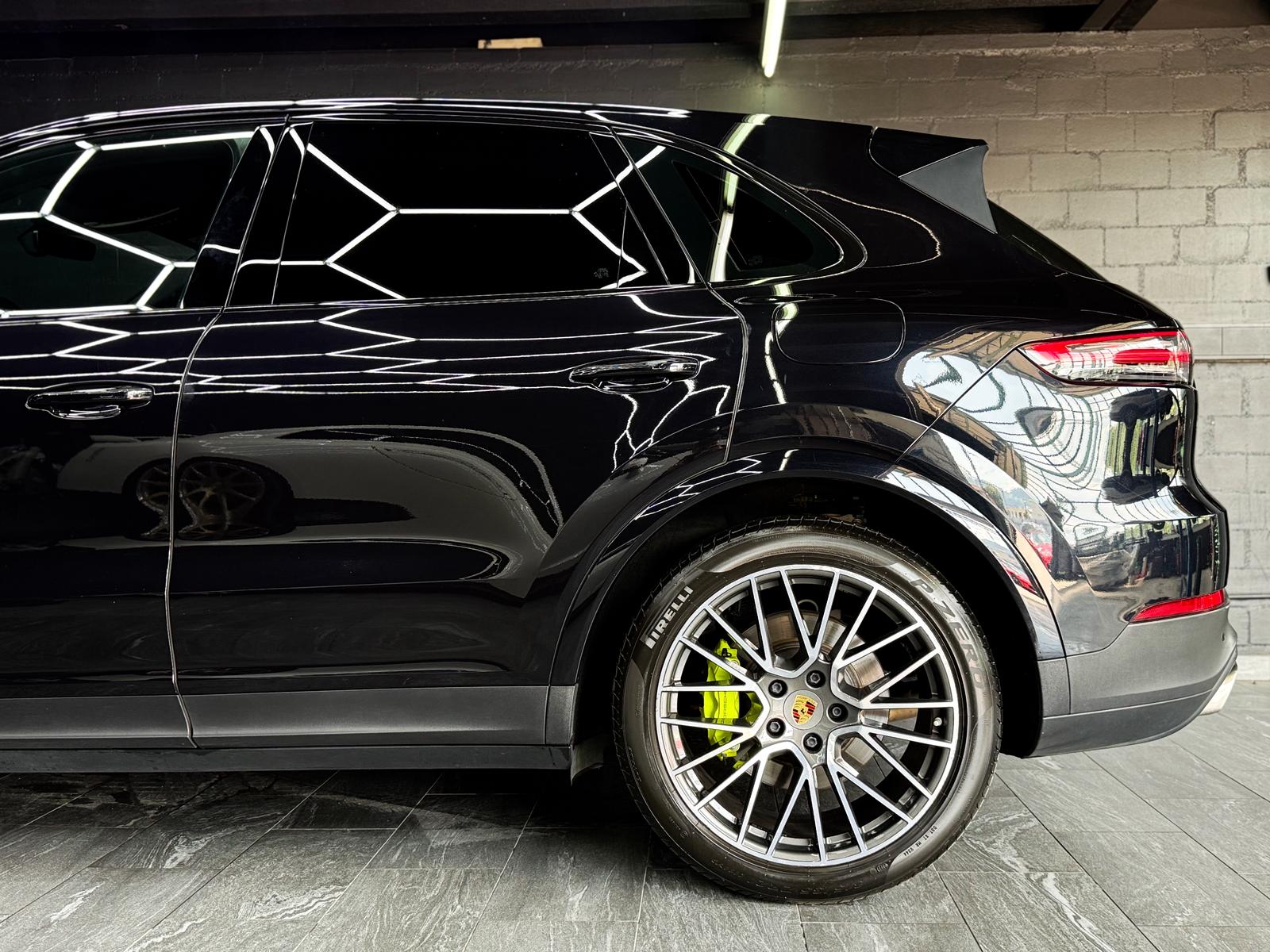 PORSCHE Cayenne E-Hybrid Black Edition-image-9
