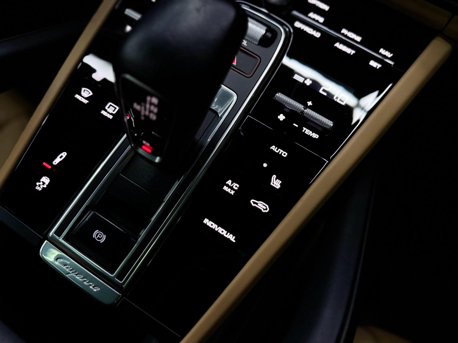 PORSCHE Cayenne E-Hybrid Black Edition-image-20