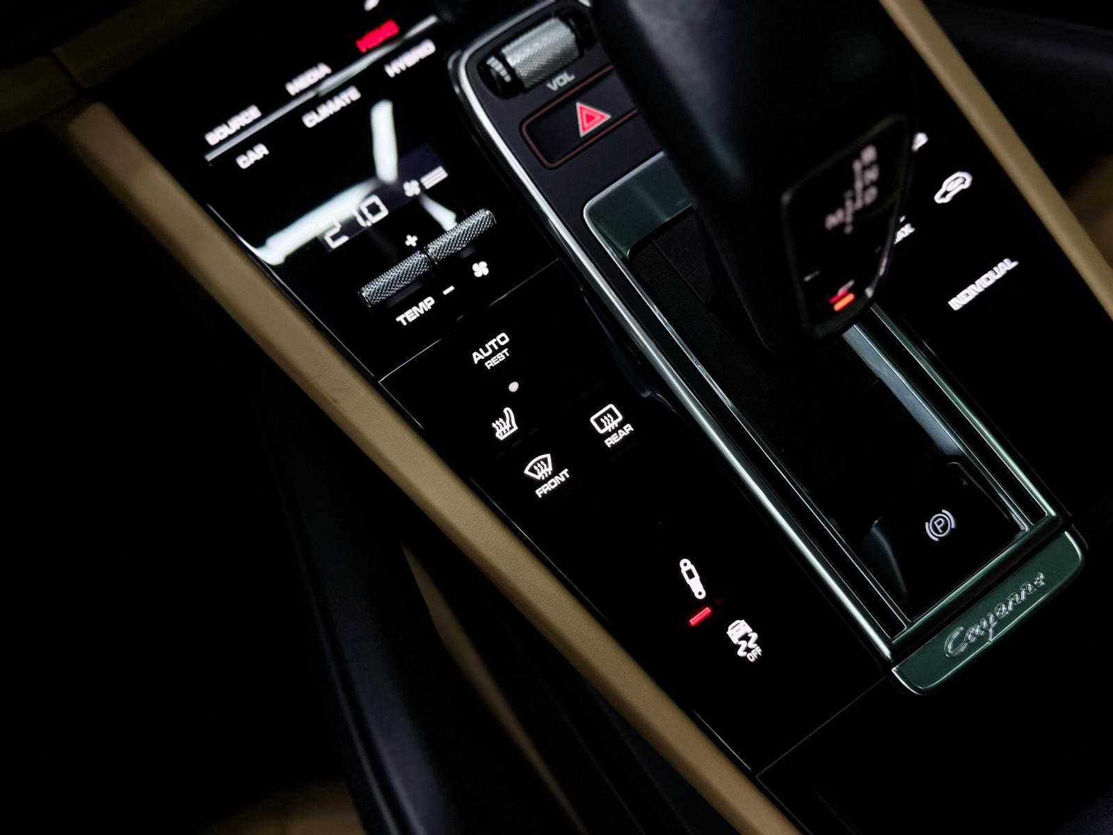 PORSCHE Cayenne E-Hybrid Black Edition-image-23