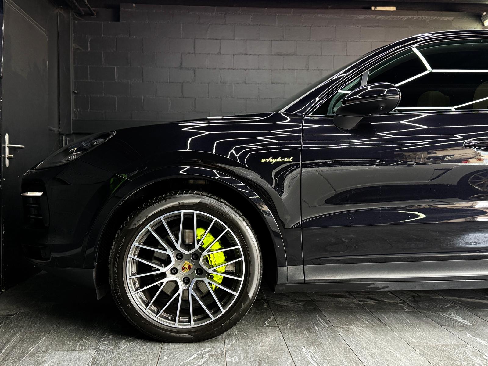 PORSCHE Cayenne E-Hybrid Black Edition-image-8