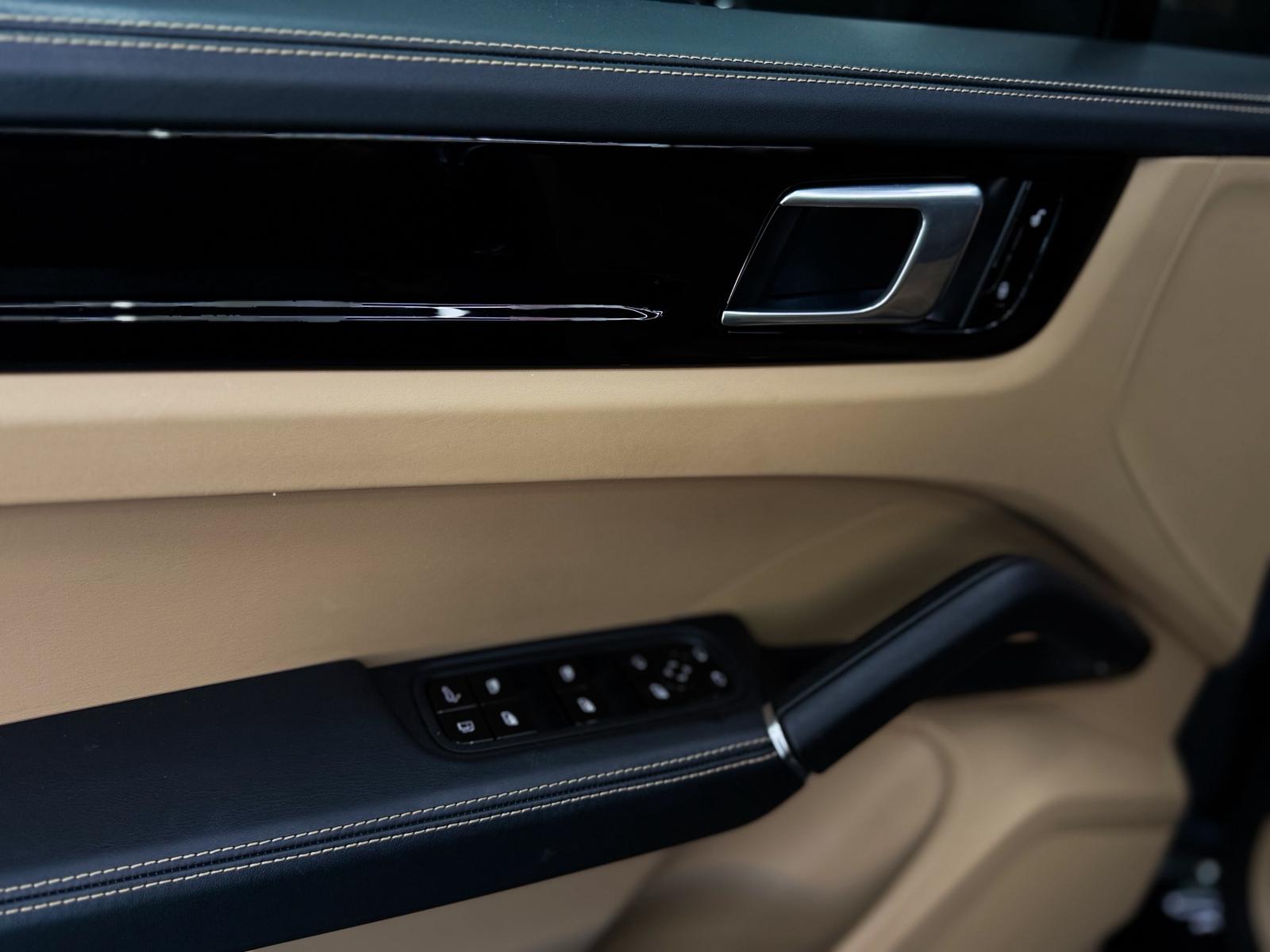 PORSCHE Cayenne E-Hybrid Black Edition-image-18