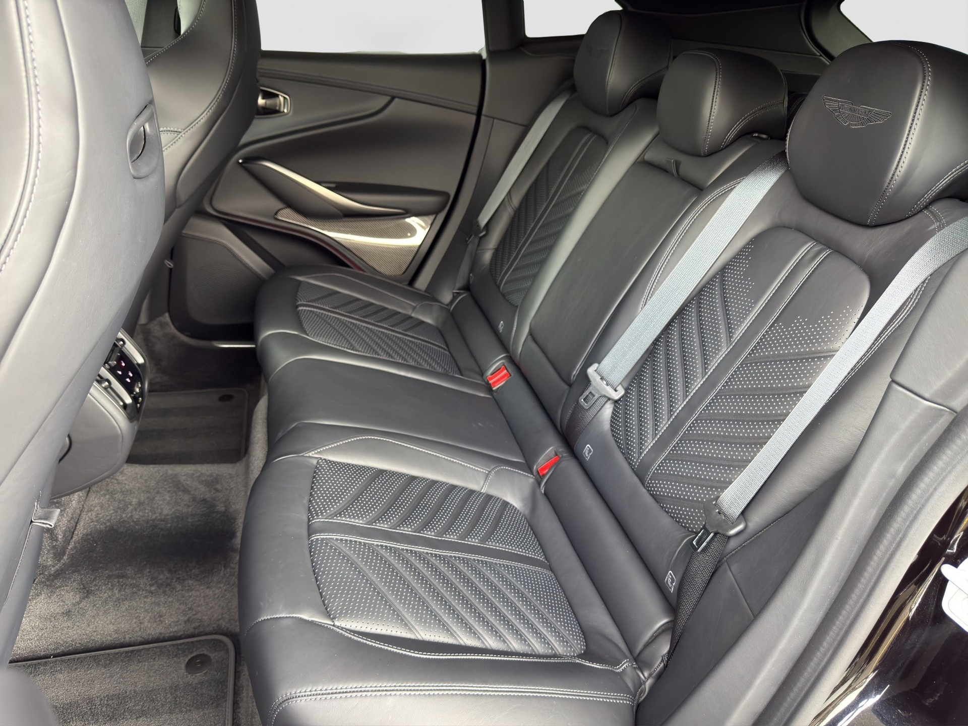 ASTON MARTIN DBX 707 4.0 V8 Bi-Turbo-image-7