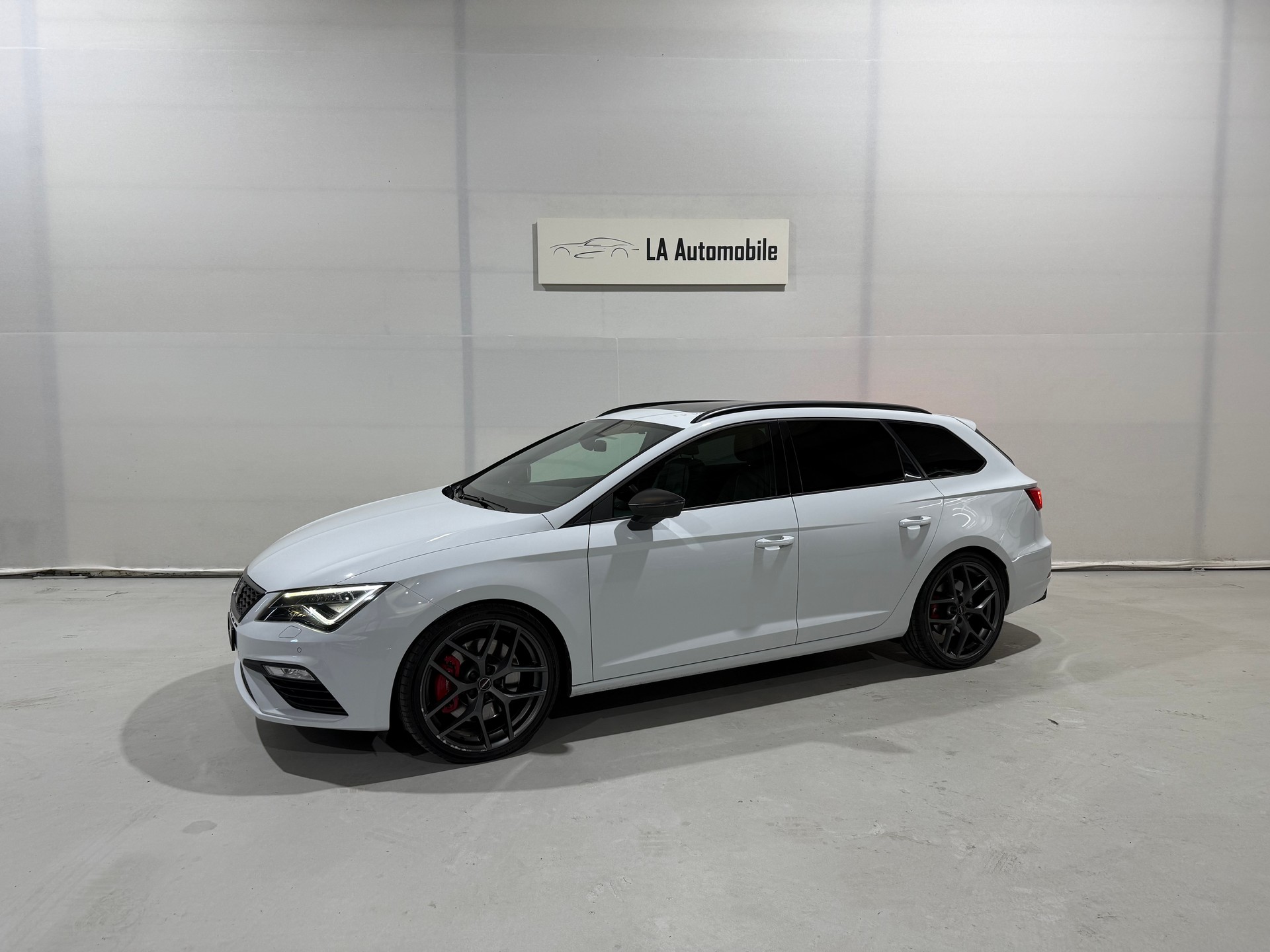 SEAT Leon ST 2.0 TSI Cupra 300 4 Drive DSG (CH)-image-1