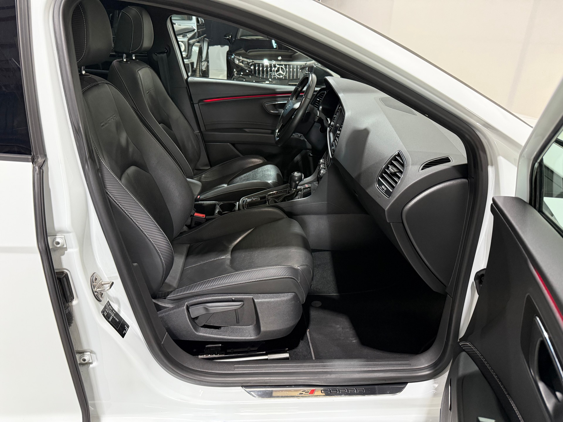 SEAT Leon ST 2.0 TSI Cupra 300 4 Drive DSG (CH)-image-13