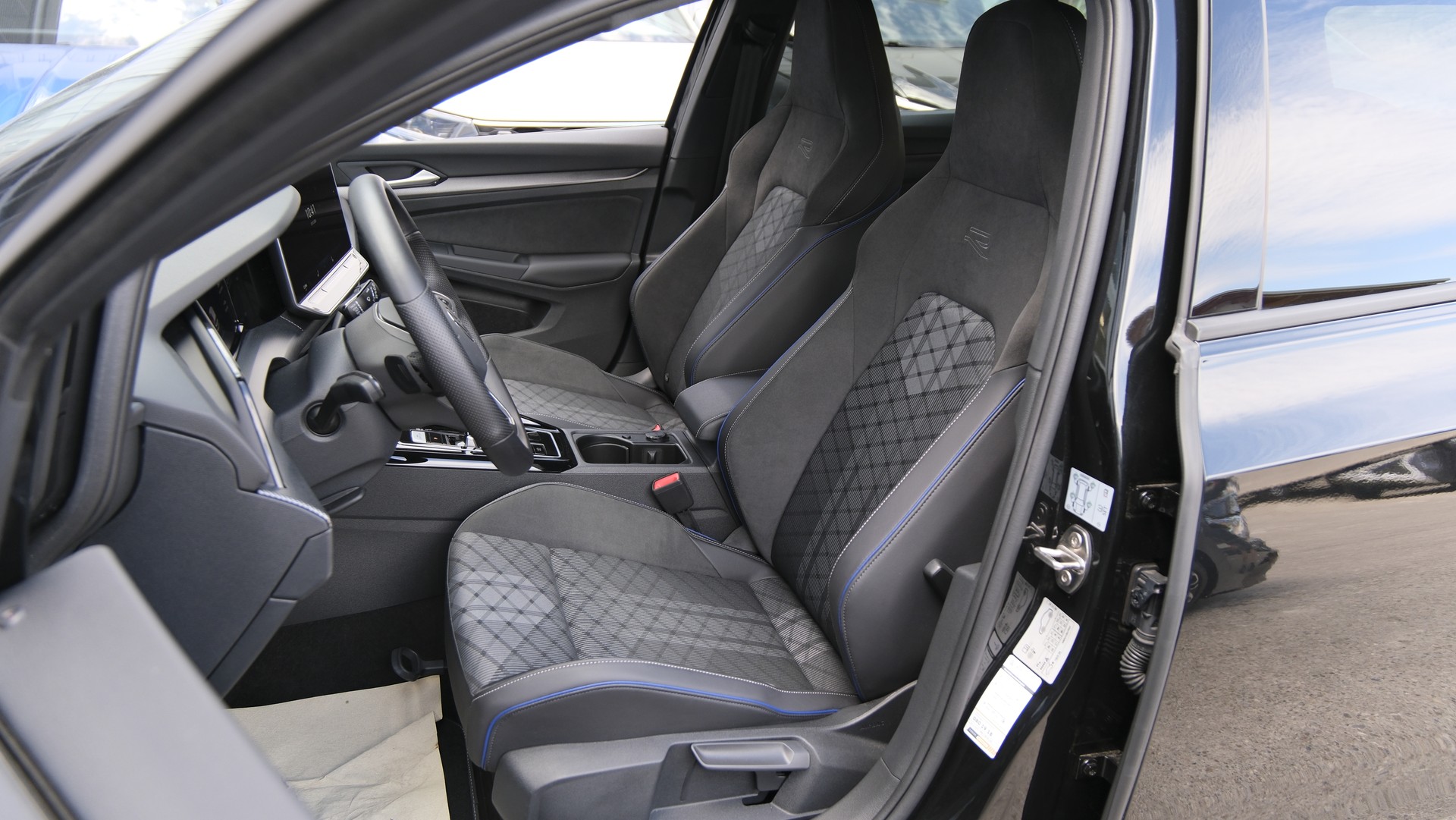 VW Golf 1.5 e TSI mHEV R-Line DSG * Black Style *-showroom-element-3