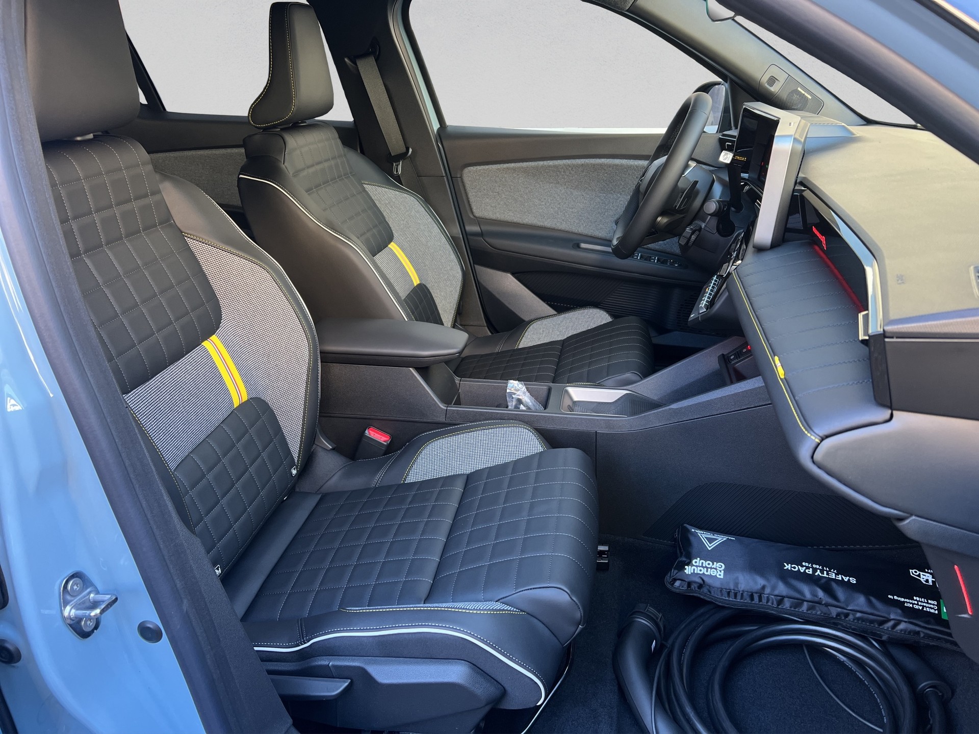 RENAULT R4 E-Tech Comfort Range 52 kWh Iconic-image-9