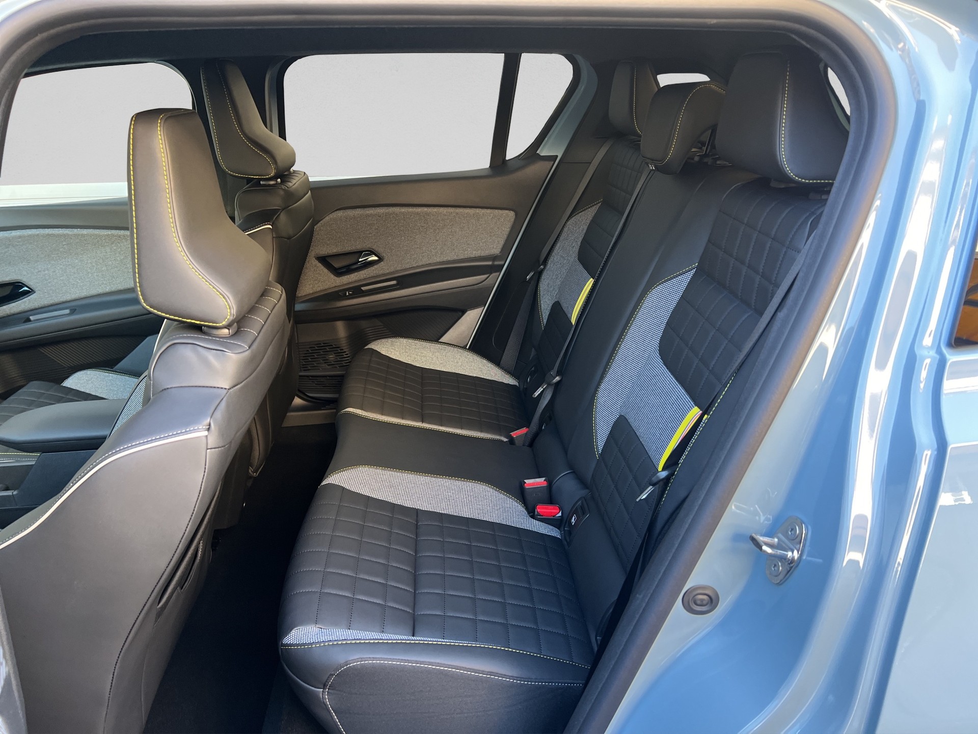 RENAULT R4 E-Tech Comfort Range 52 kWh Iconic-image-7
