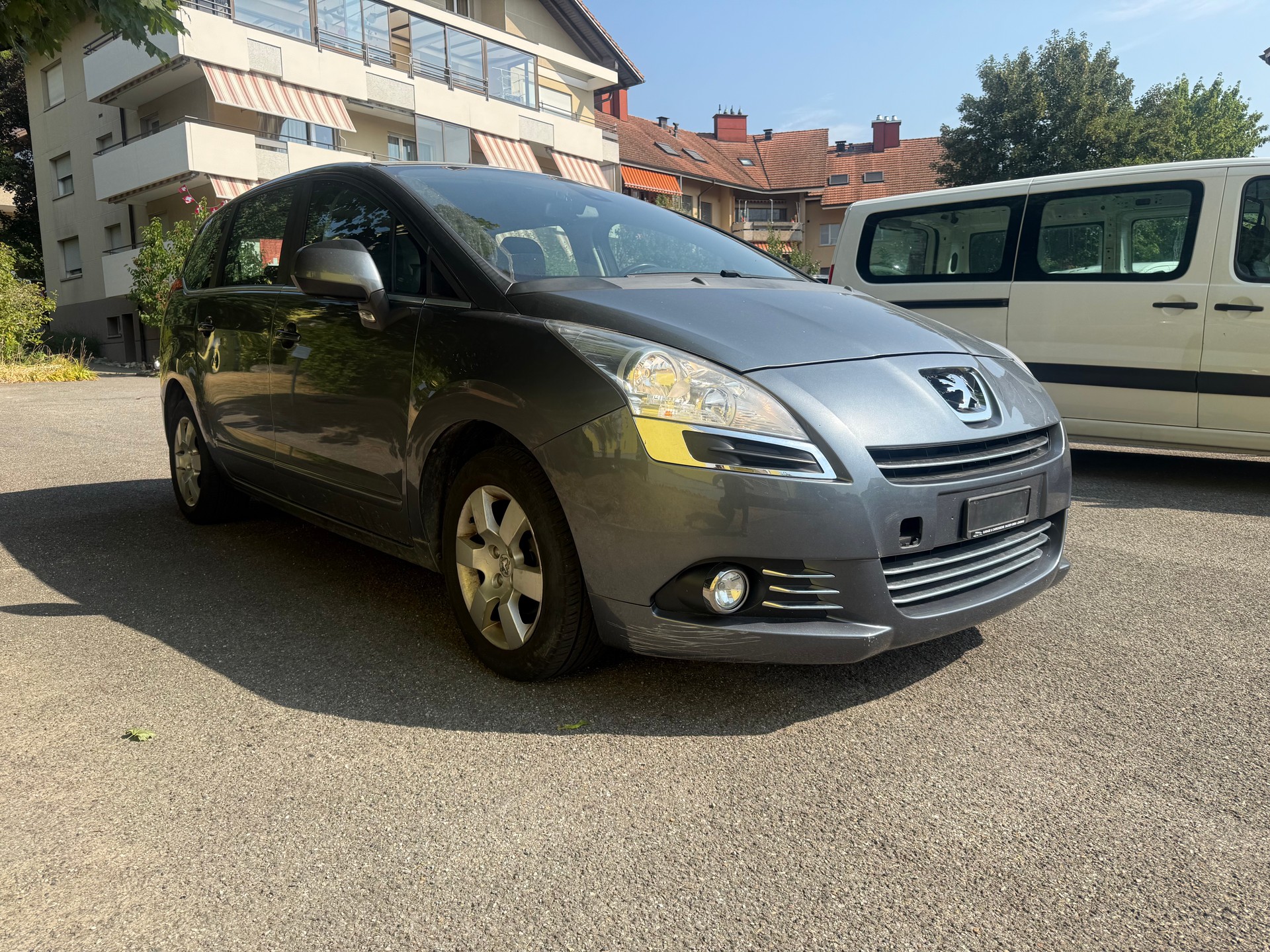 PEUGEOT 5008 1.6 HDI Sport EGS6-image-2