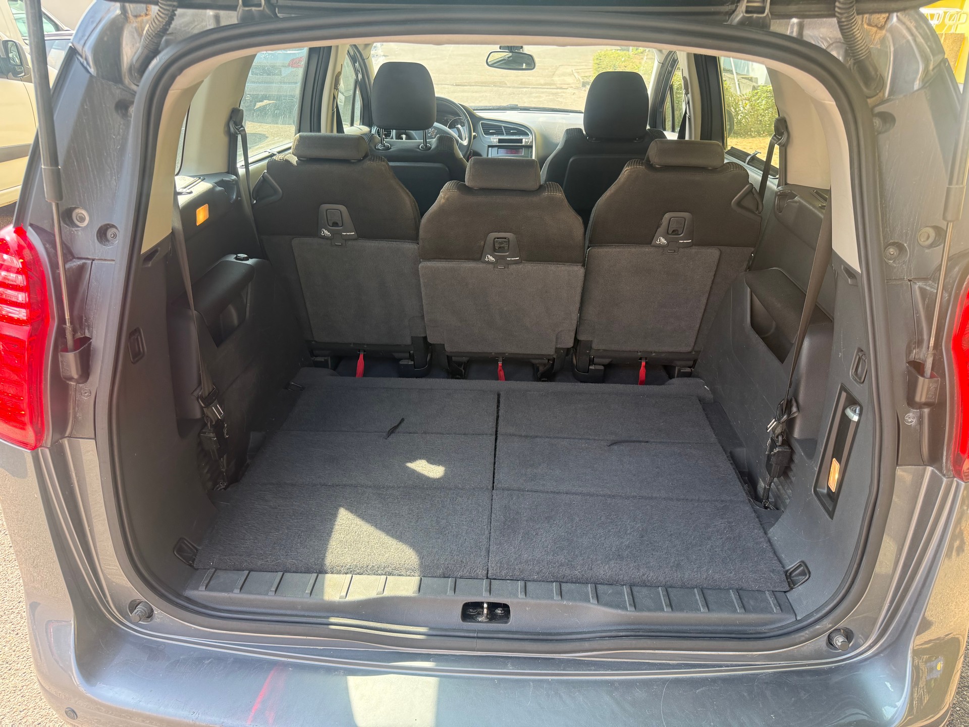PEUGEOT 5008 1.6 HDI Sport EGS6-image-8