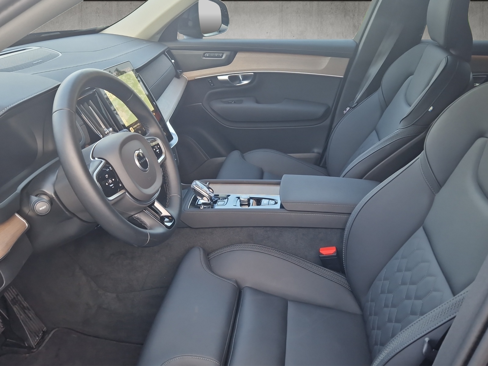 VOLVO XC90 2.0 T8 TE Plus Dark eAWD-showroom-element-3