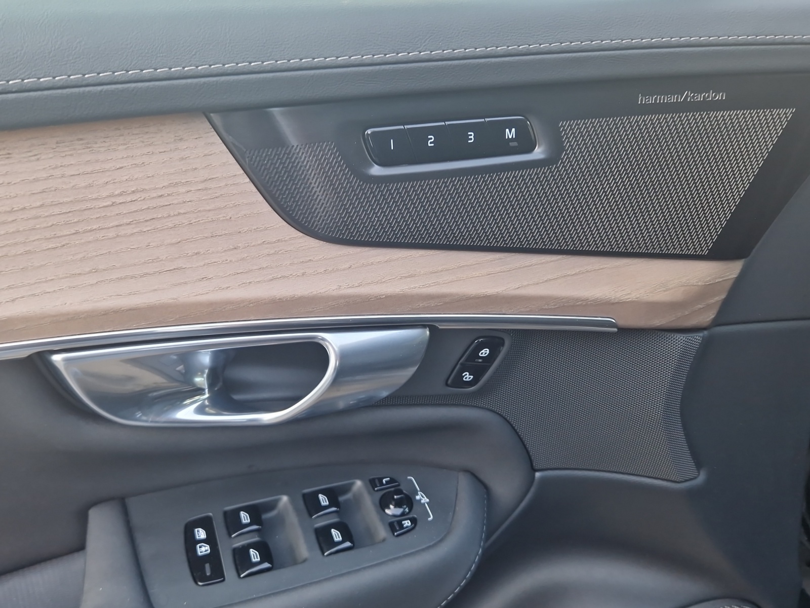 VOLVO XC90 2.0 T8 TE Plus Dark eAWD-image-12