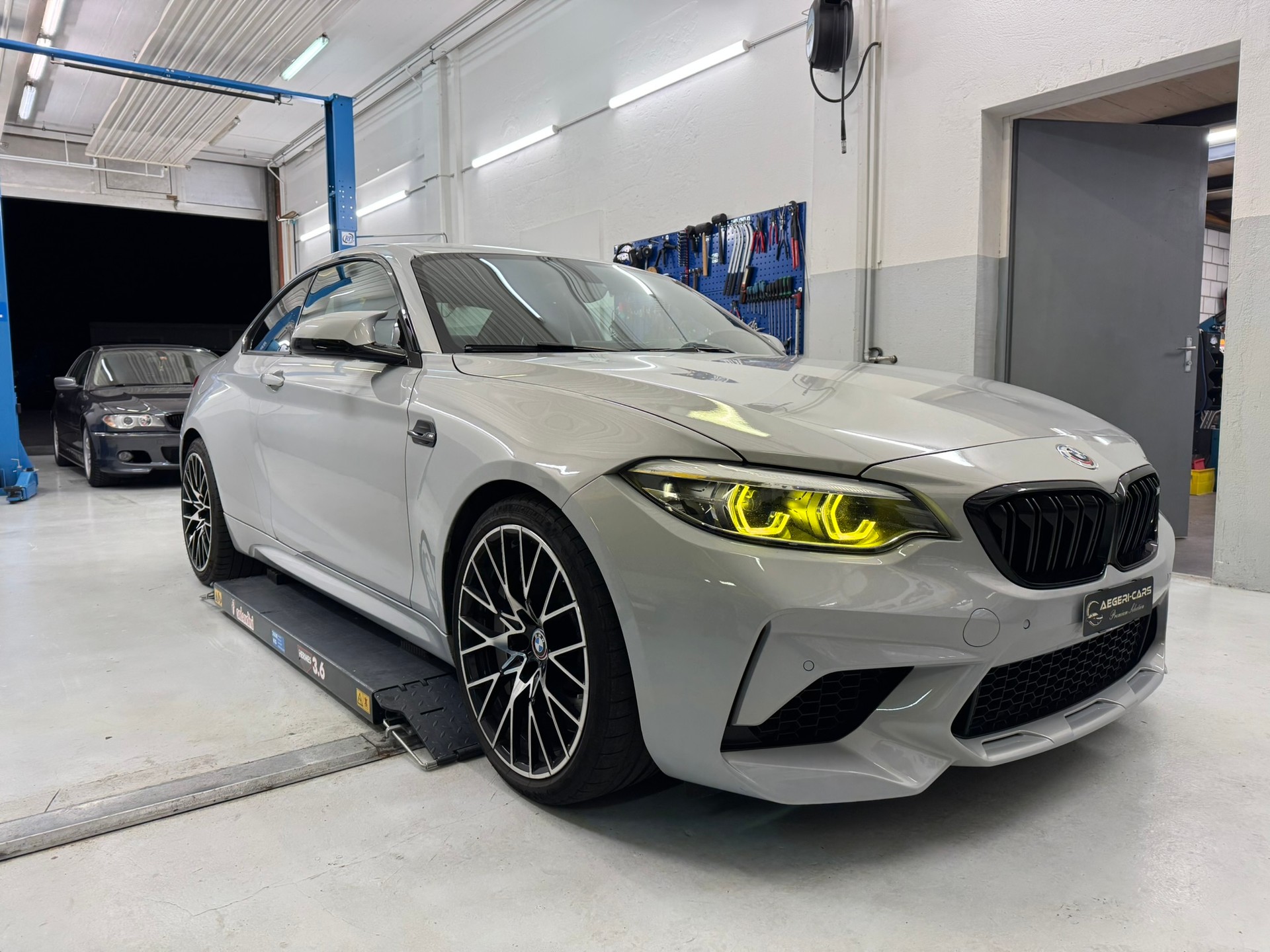 BMW M2 Competition Drivelogic-showroom-element-2