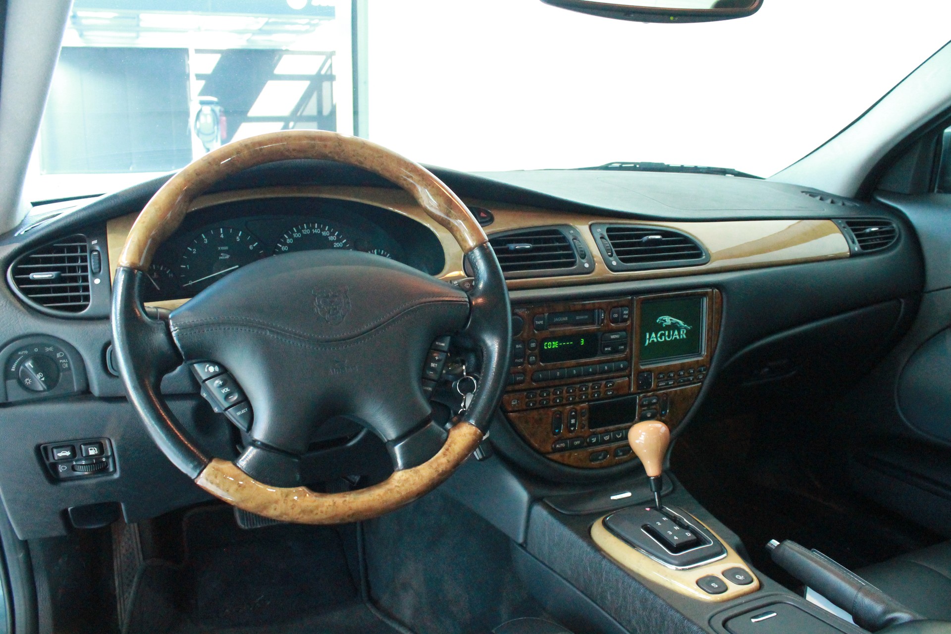 JAGUAR S-Type 4.0 V8-showroom-element-3