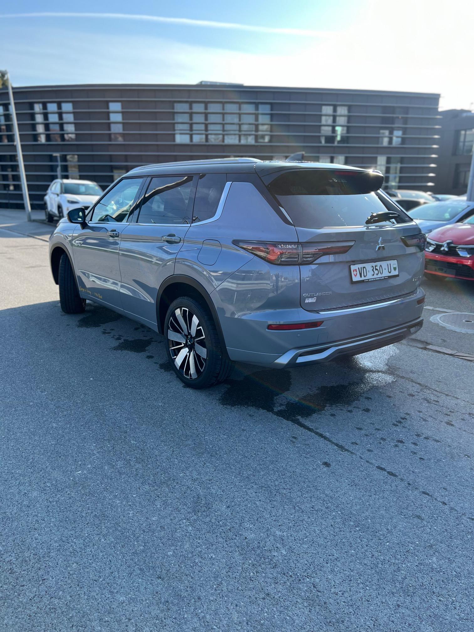 MITSUBISHI Outlander 2.4 PHEV Instyle 4x4-image-4